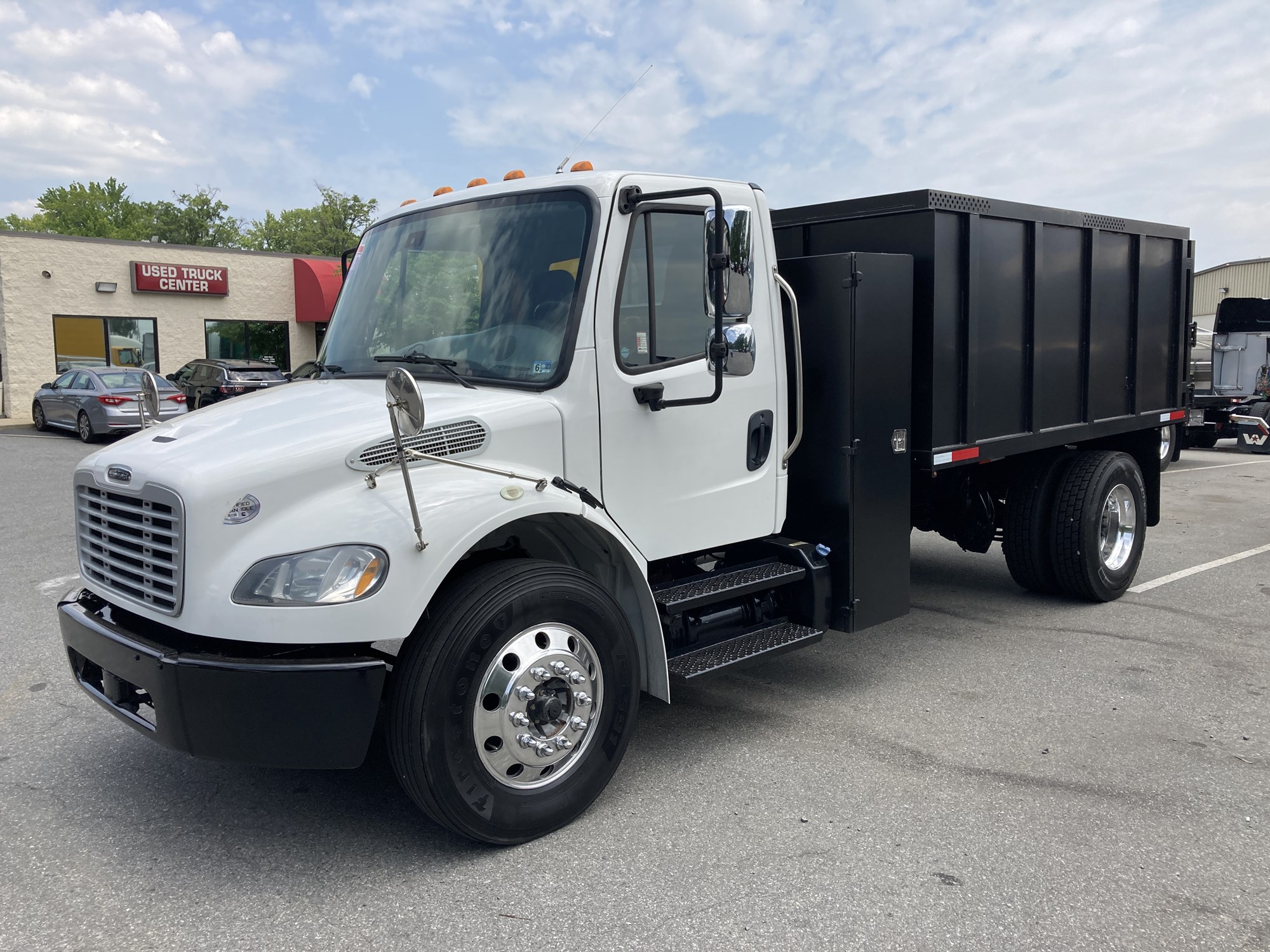 2017 FREIGHTLINER M2 106 - image 1 of 6