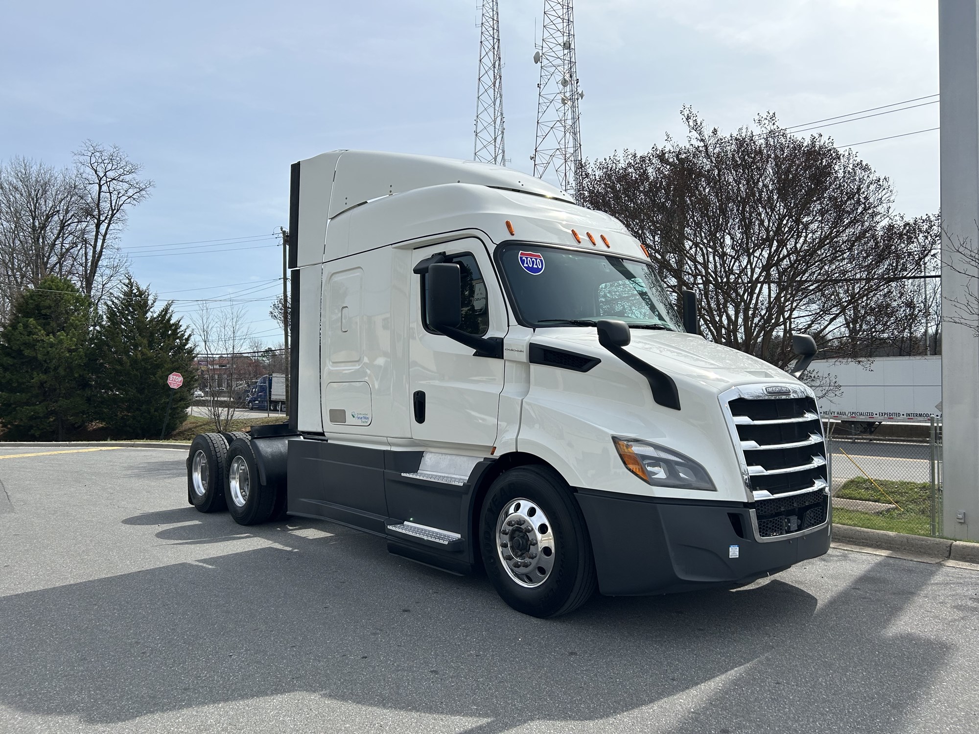 2020 Freightliner Cascadia 116 - image 2 of 6