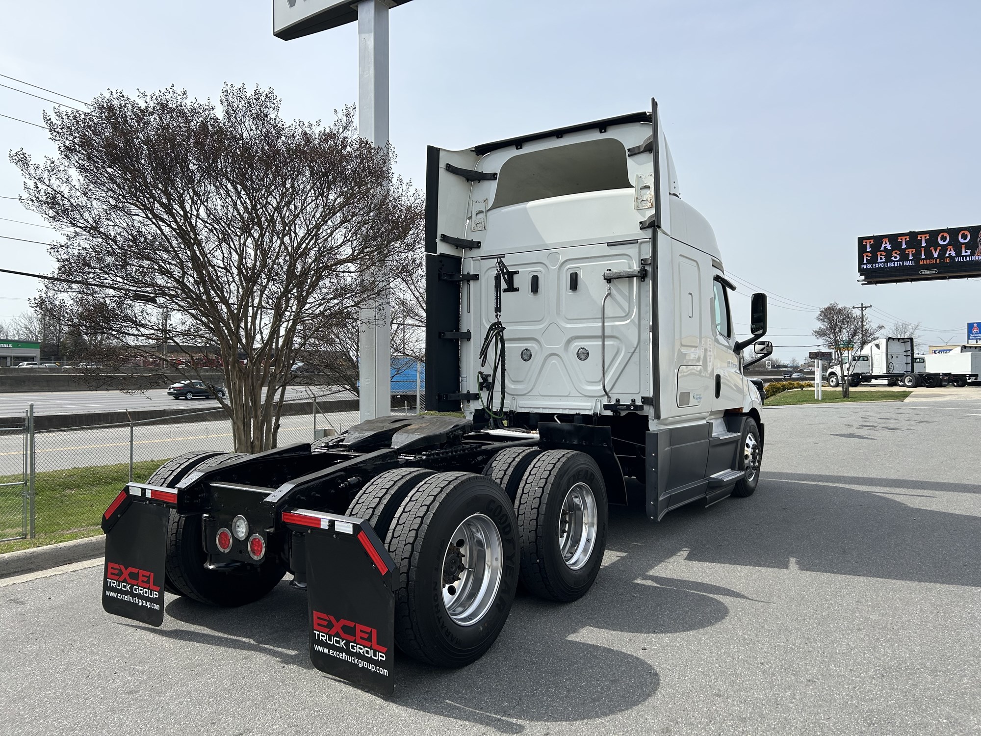 2020 Freightliner Cascadia 116 - image 3 of 6