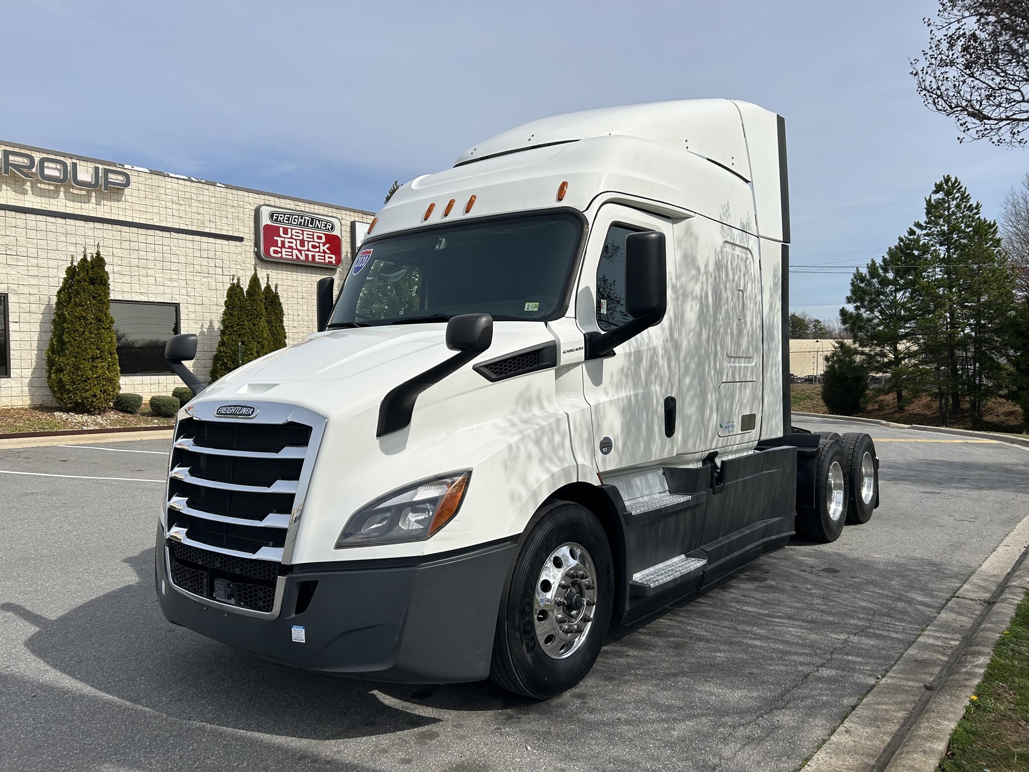 2020 Freightliner Cascadia 116 - image 1 of 6