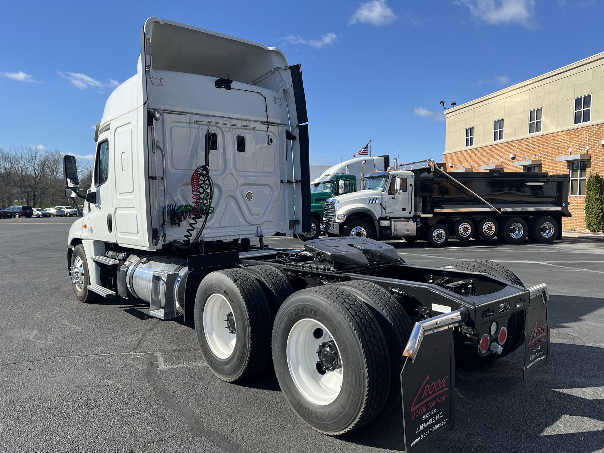 2014 Freightliner CASCADIA 125 - image 2 of 6