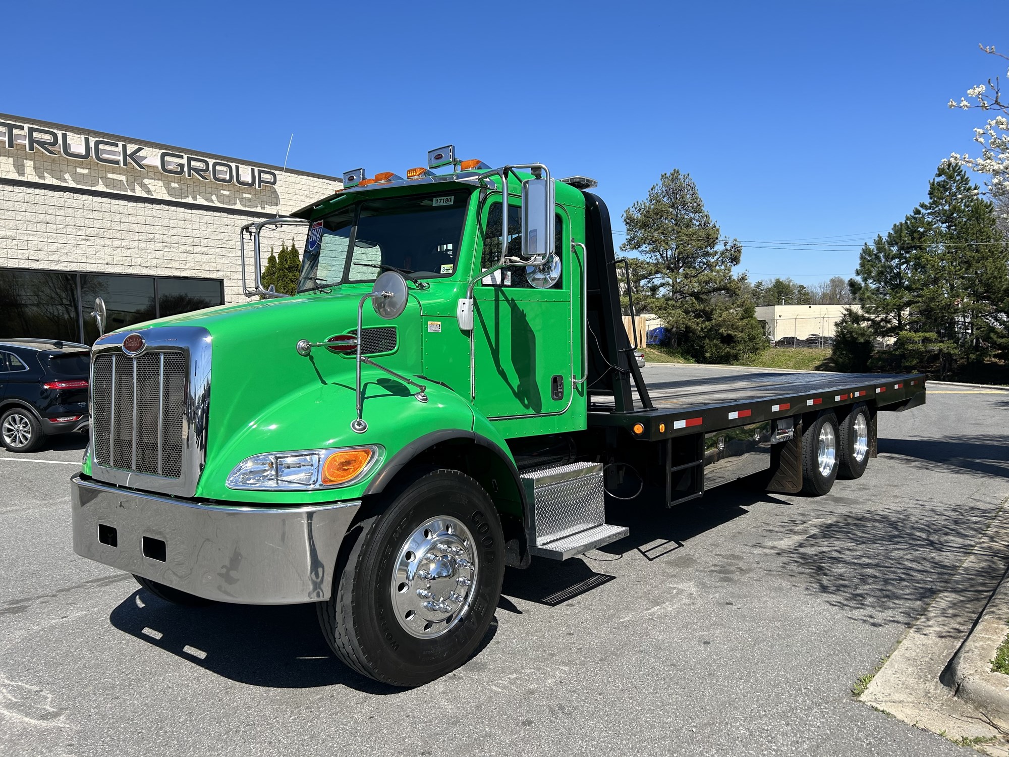 2014 Peterbilt 348 - image 2 of 6