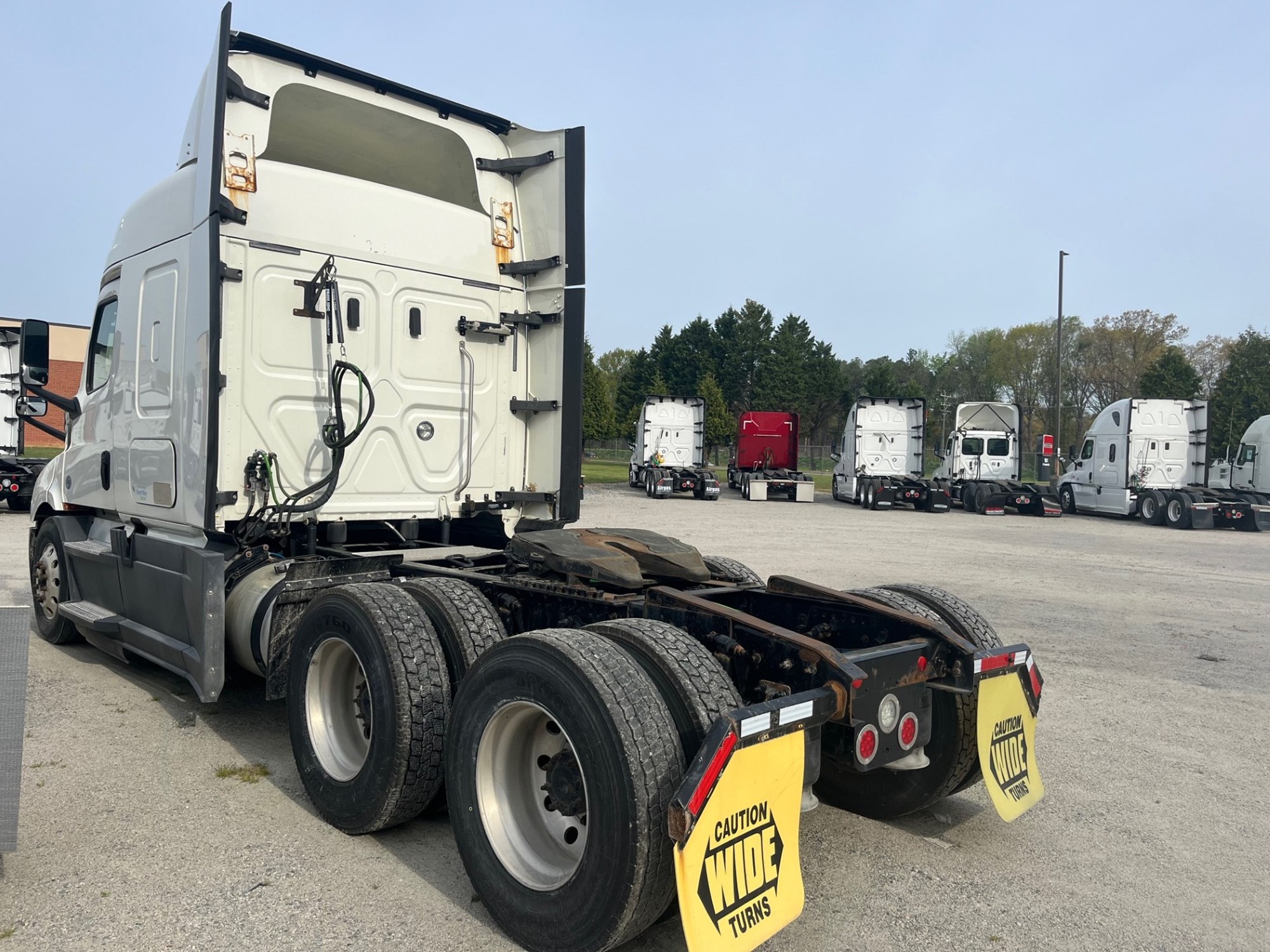 2019 Freightliner Cascadia 116 - image 3 of 6