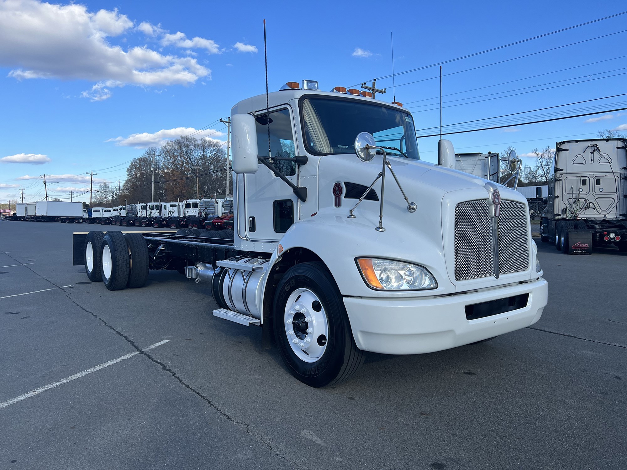 2014 Kenworth T3 Series - image 2 of 6