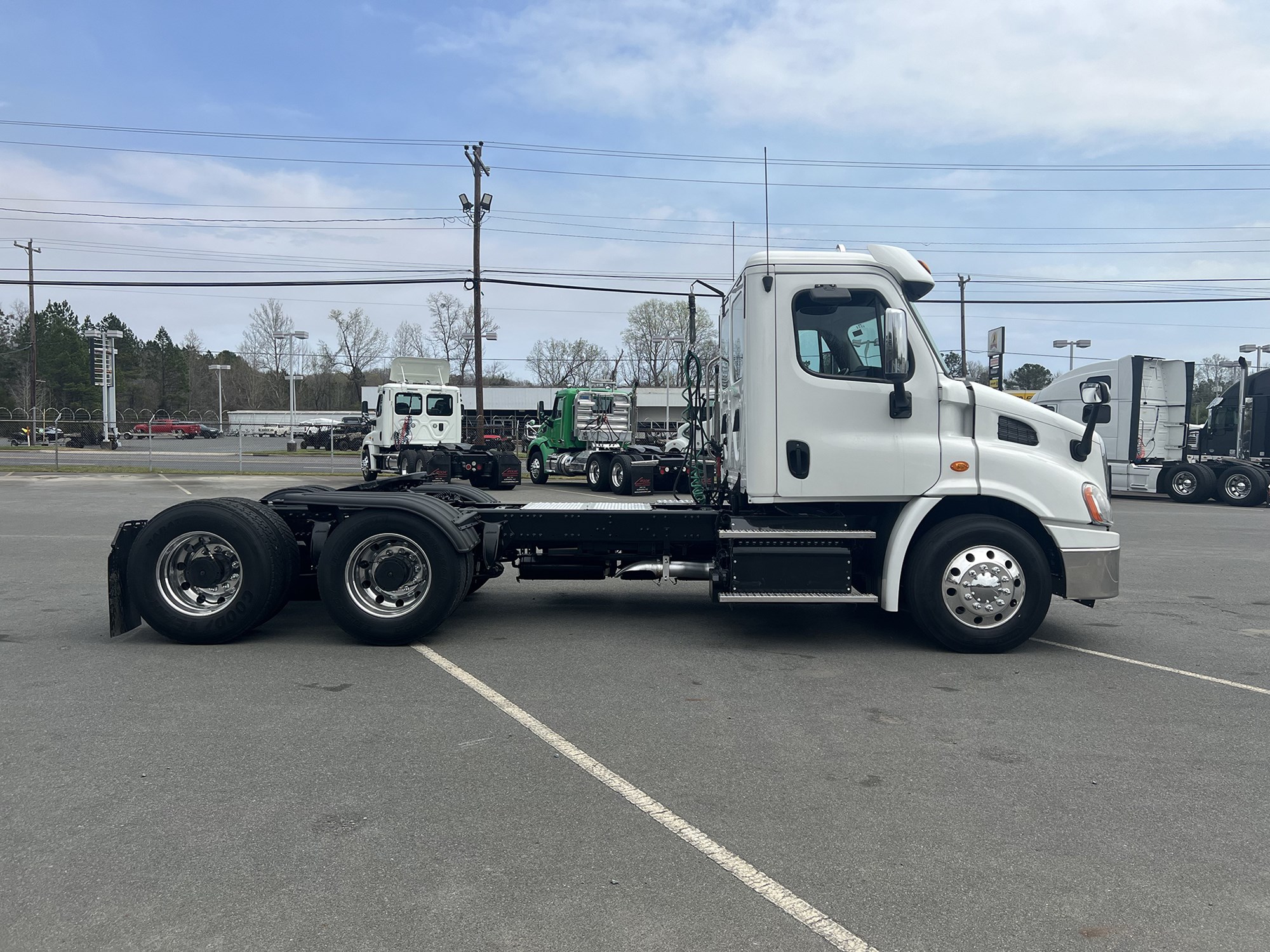 2018 Freightliner Cascadia 113 - image 3 of 6