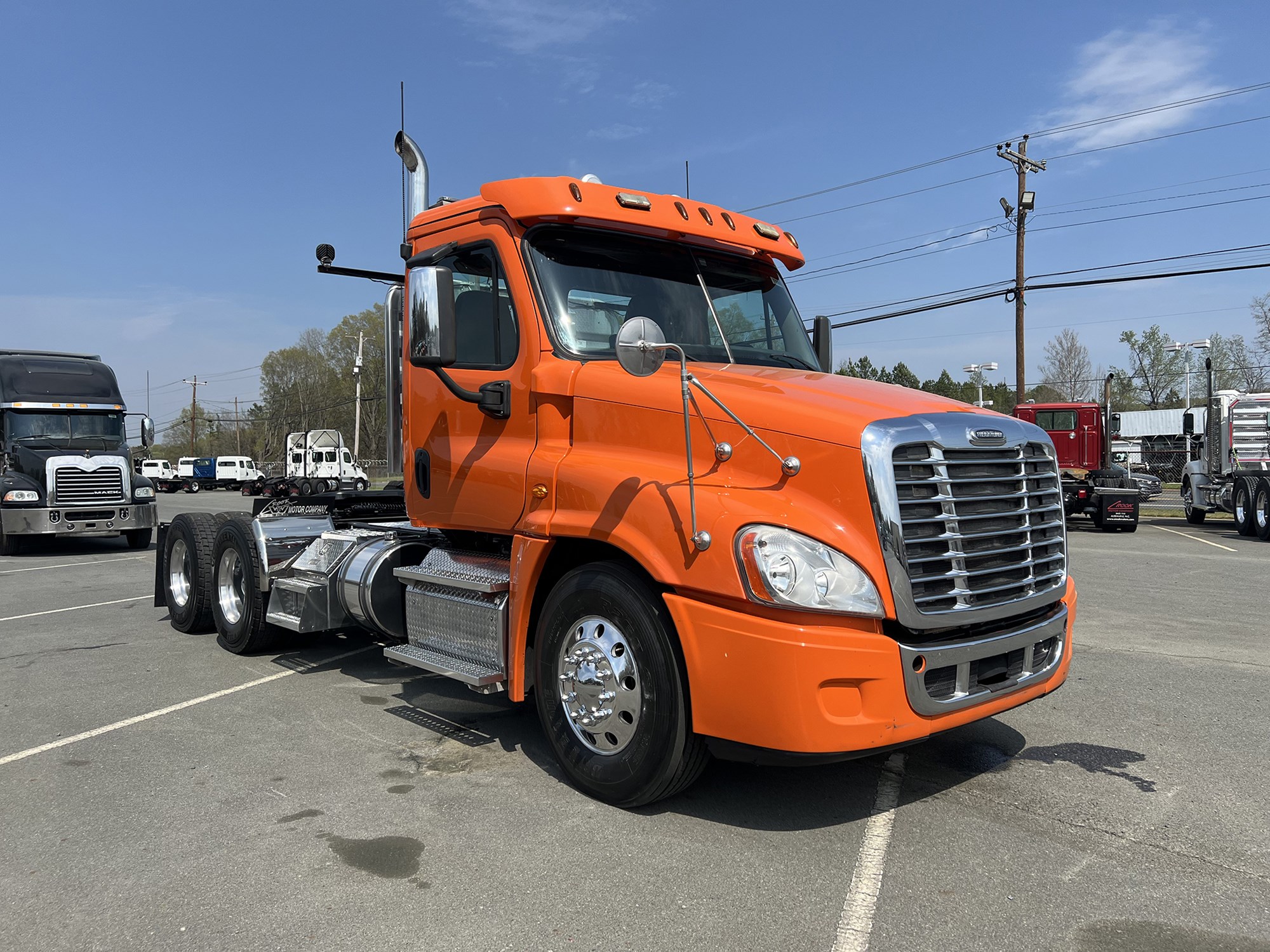 2017 Freightliner Cascadia 125 - image 2 of 6