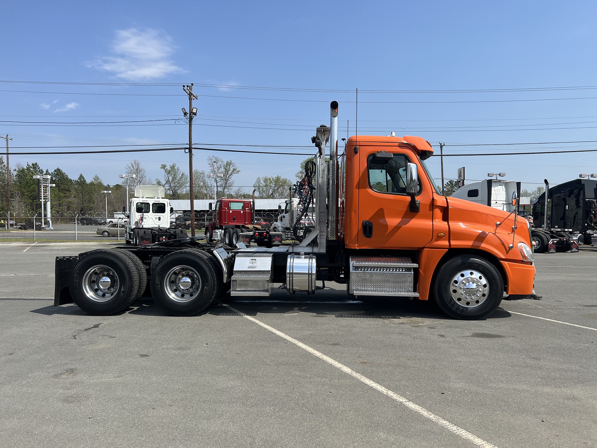 2017 Freightliner Cascadia 125 - image 3 of 6