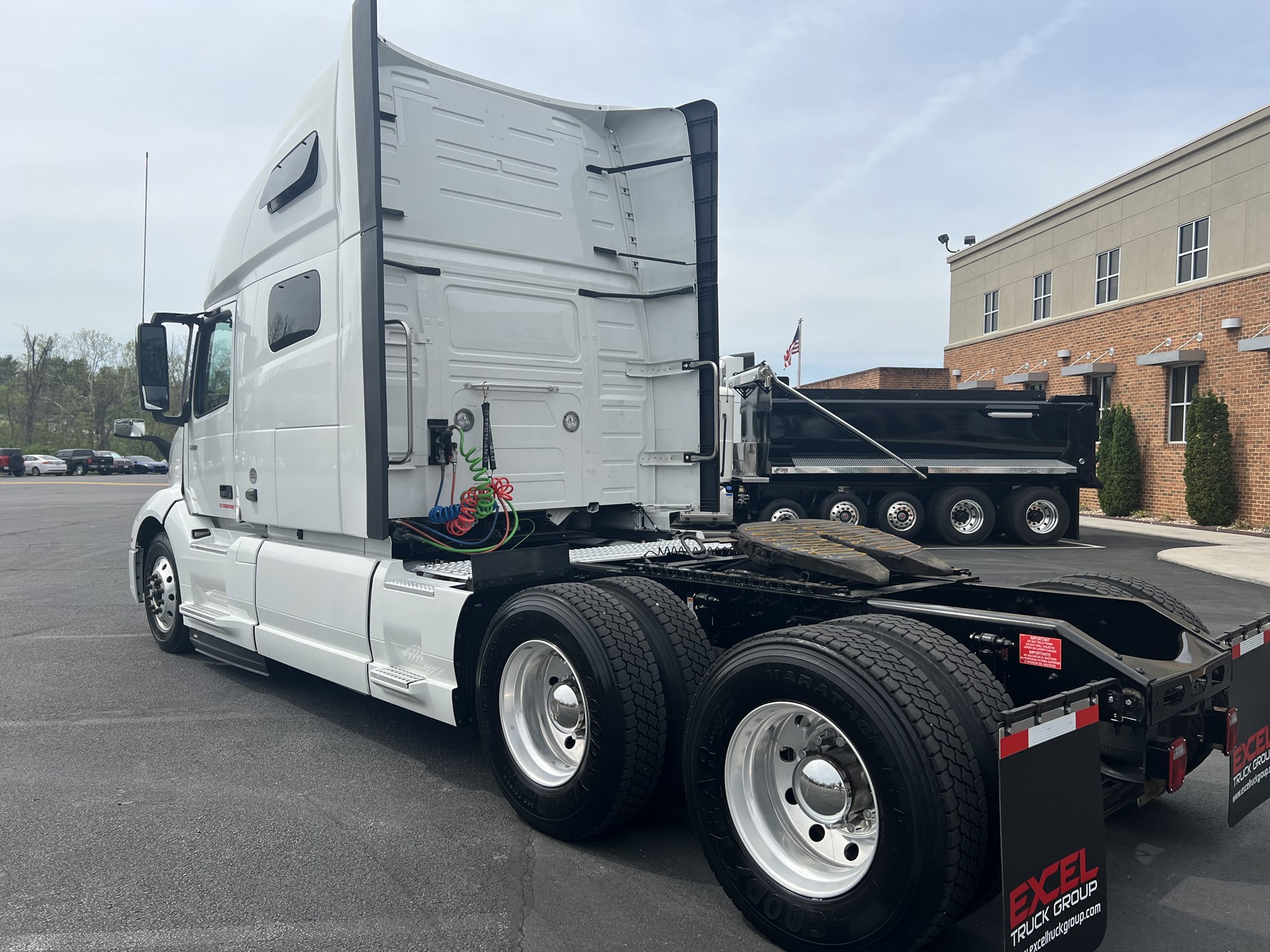 2020 Volvo VNL - image 2 of 6