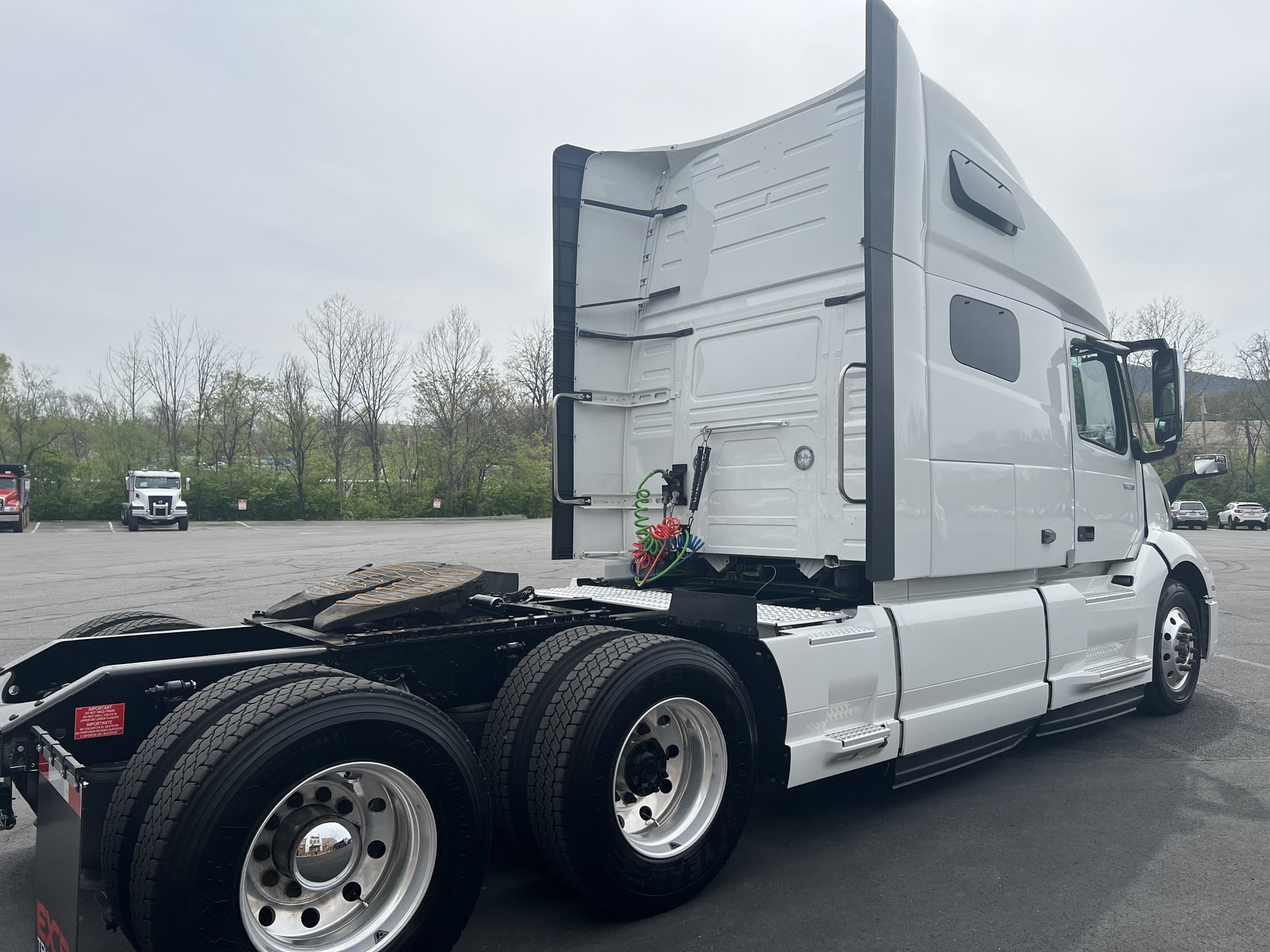 2020 Volvo VNL - image 4 of 6