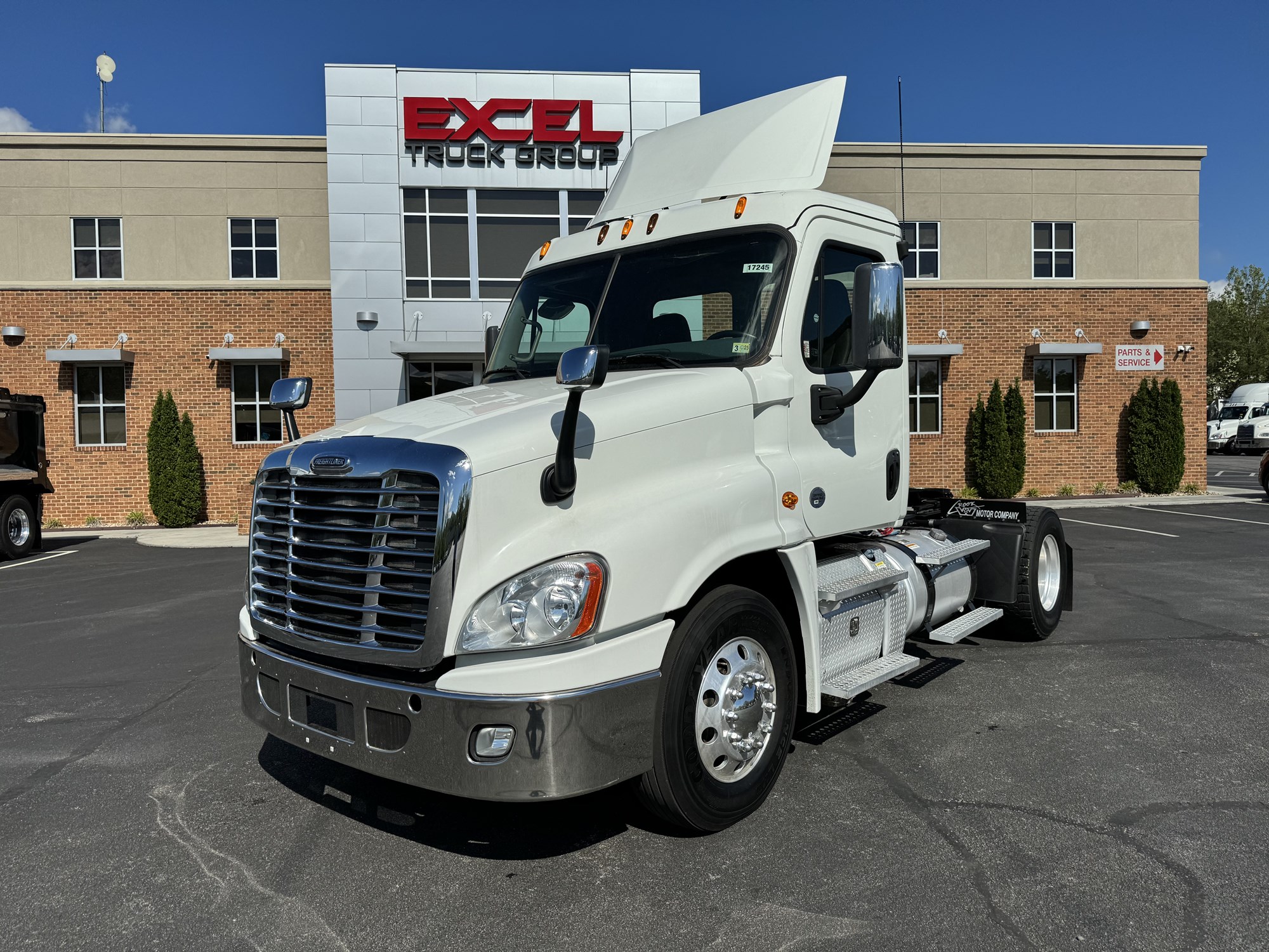 2015 Freightliner Cascadia 125 - image 1 of 6