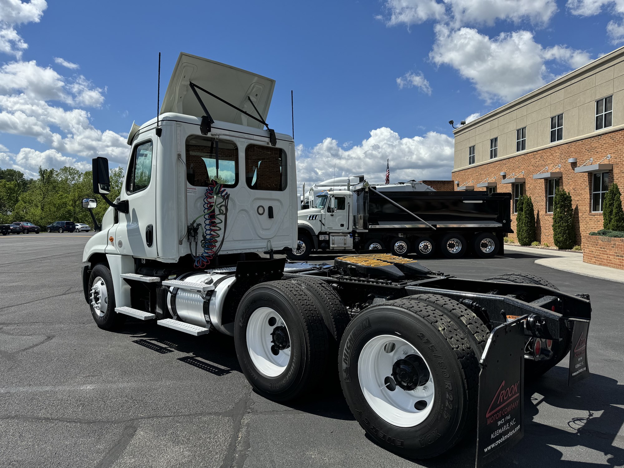 2019 Freightliner Cascadia 125 - image 2 of 6