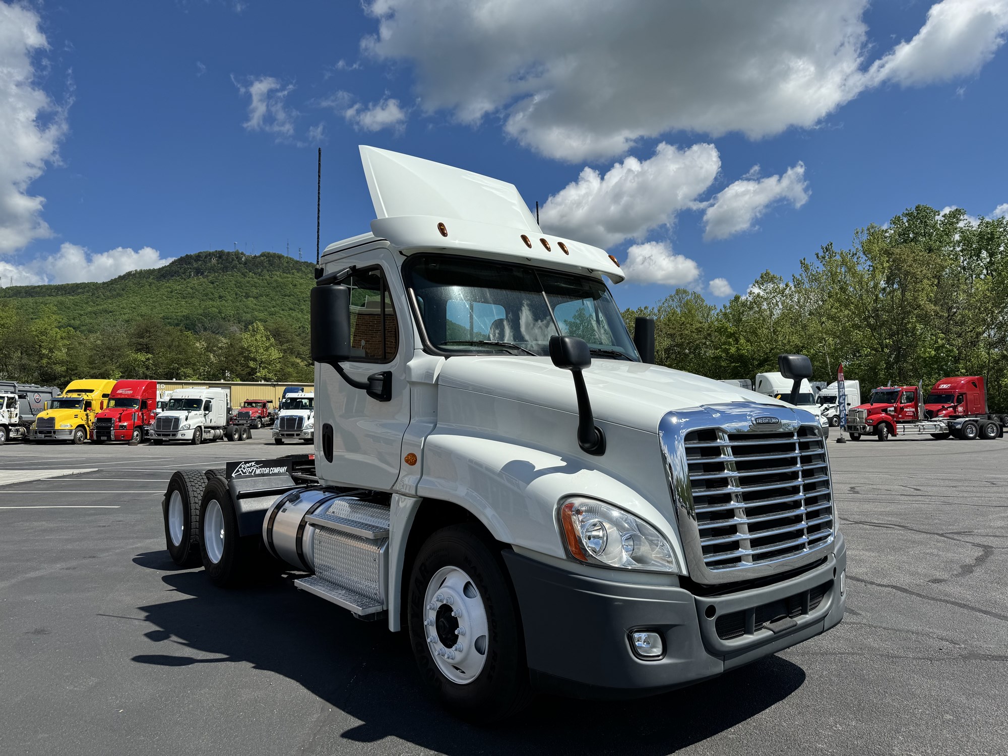 2019 Freightliner Cascadia 125 - image 5 of 6