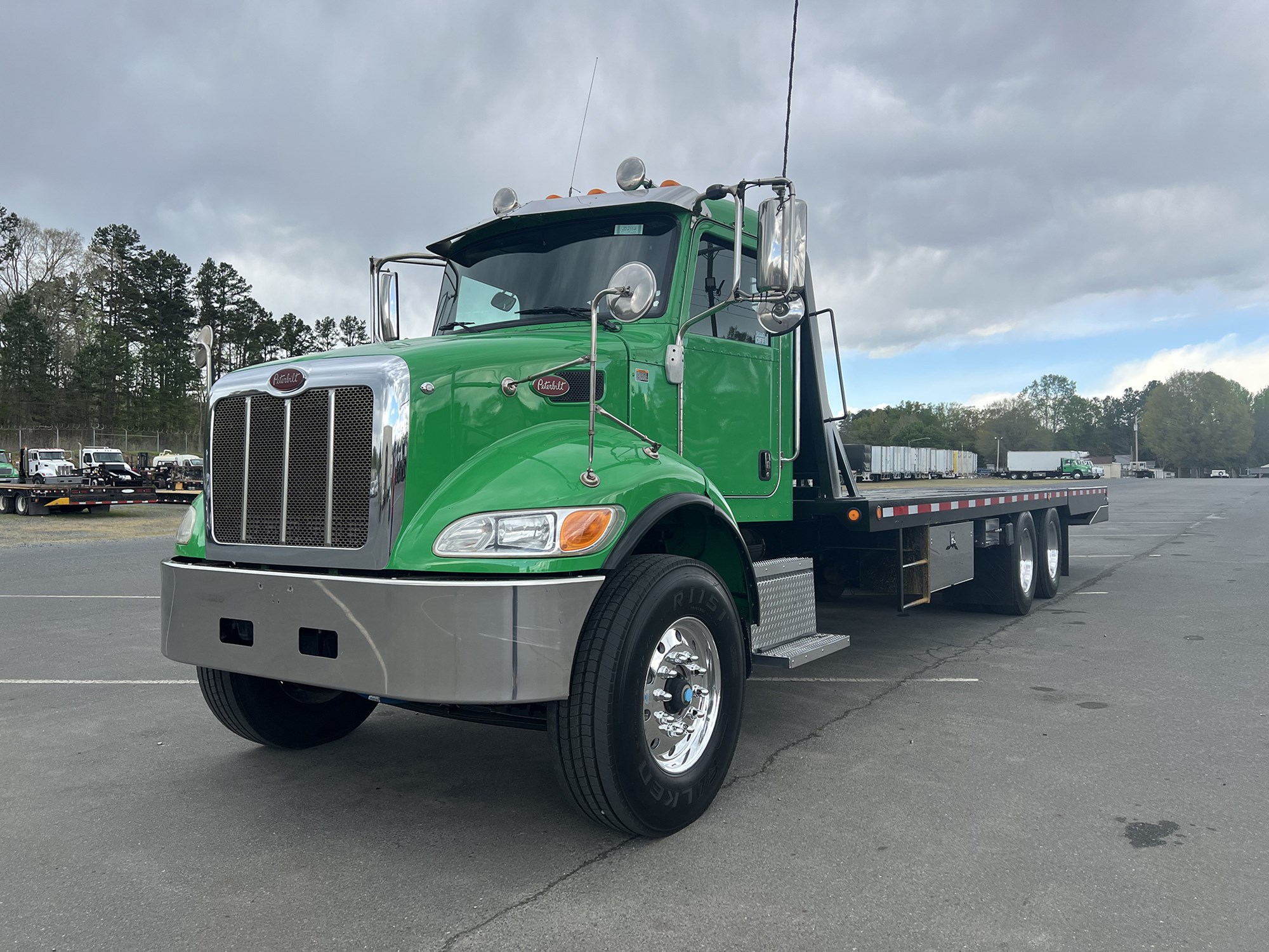 2017 Peterbilt 348 - image 1 of 6