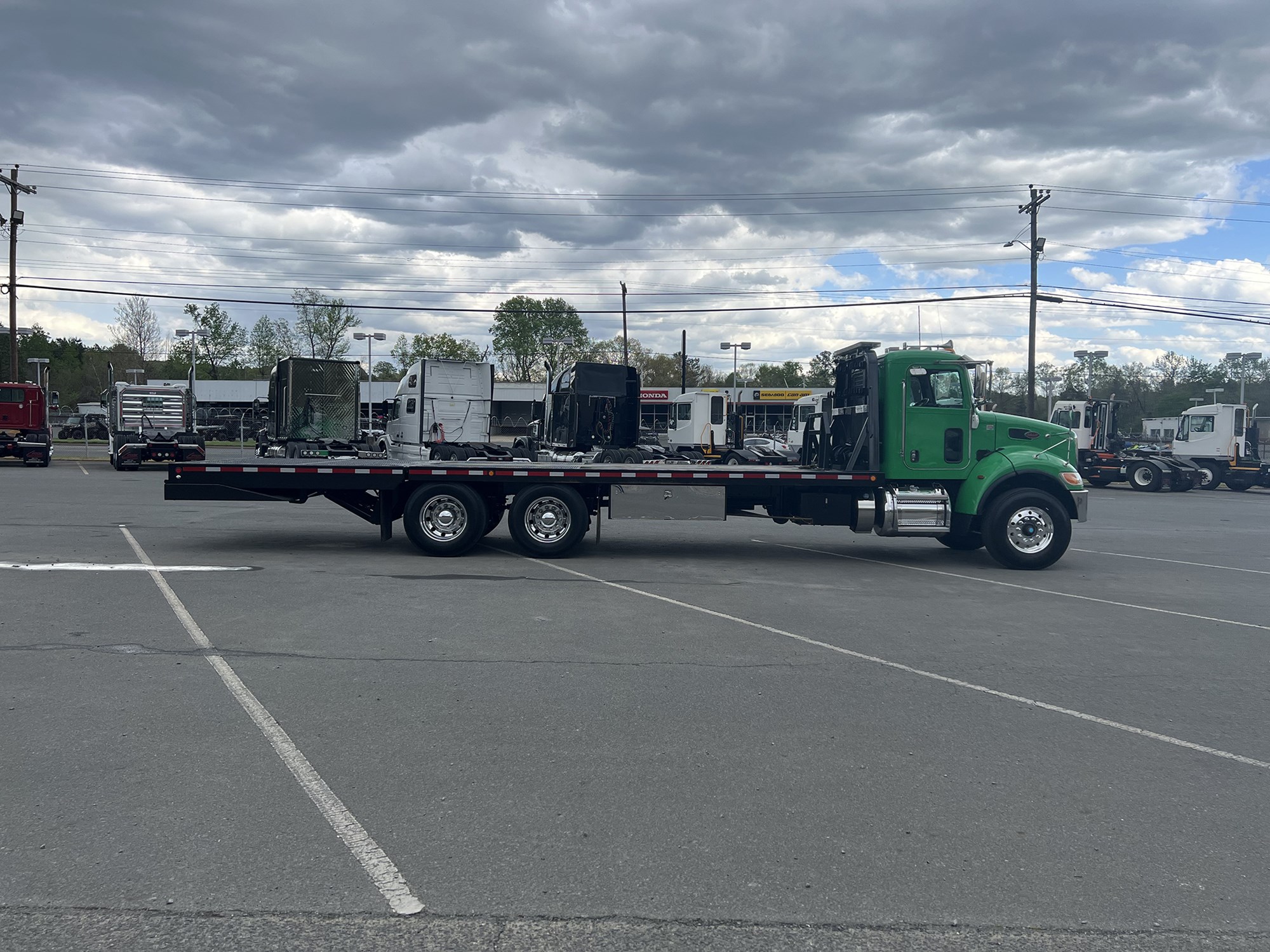 2017 Peterbilt 348 - image 3 of 6