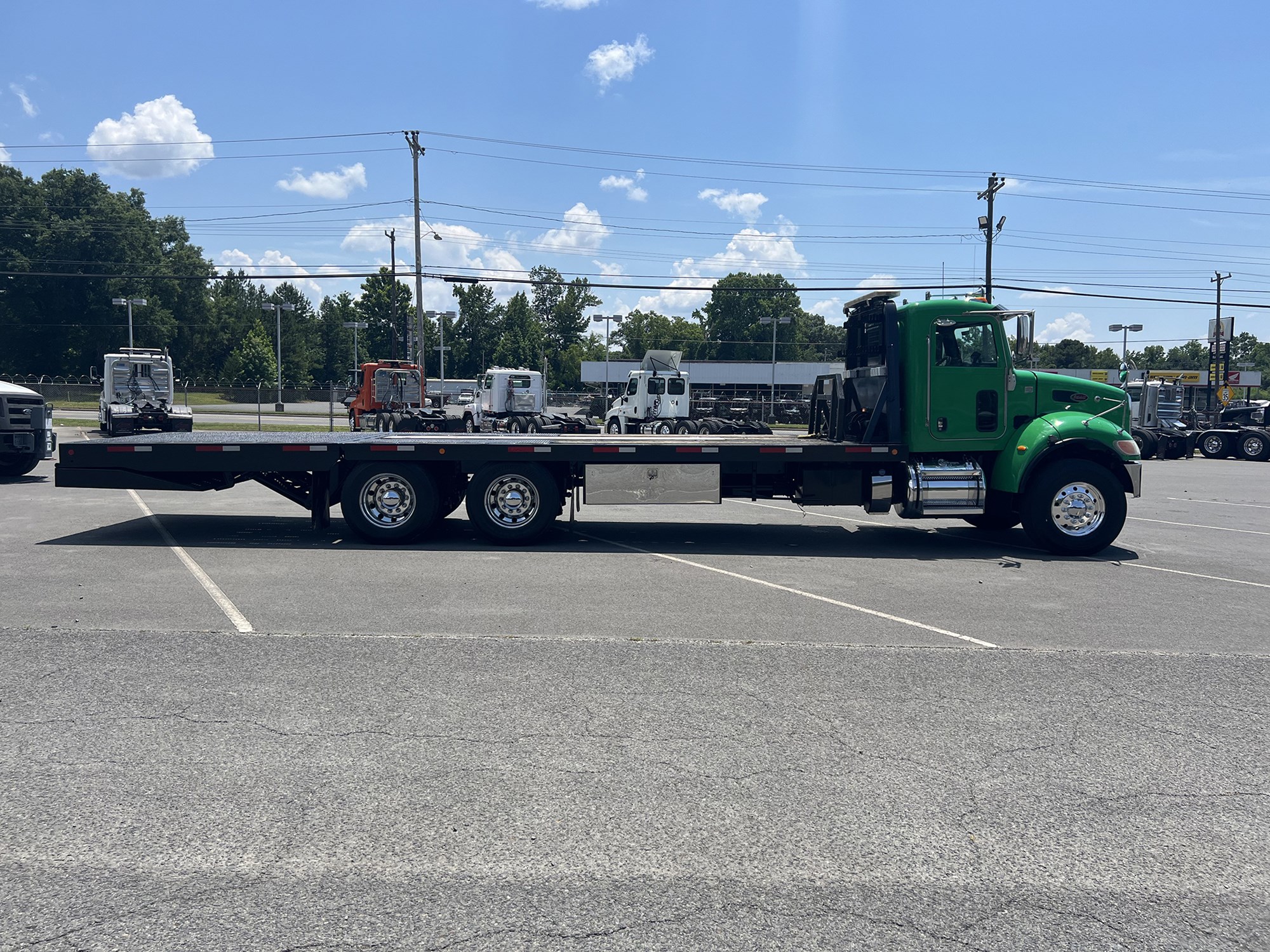 2016 Peterbilt 348 - image 4 of 6