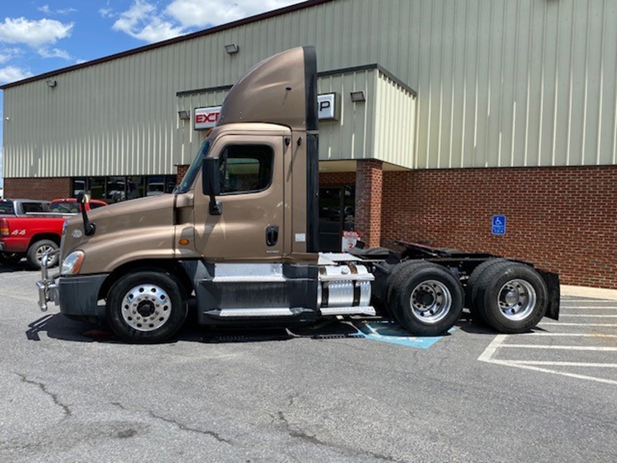 2017 FREIGHTLINER CASCADIA 125 - image 2 of 6