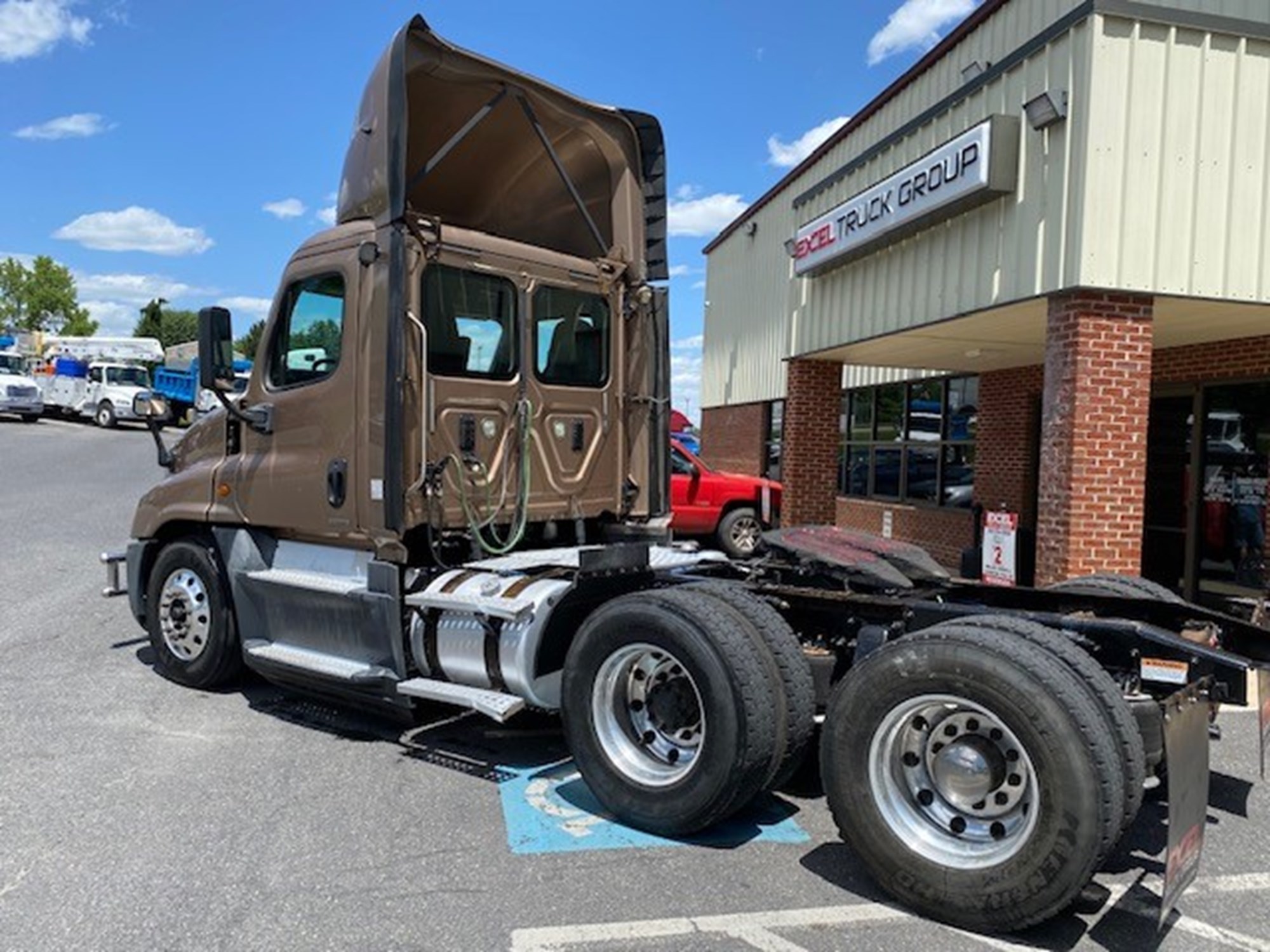 2017 FREIGHTLINER CASCADIA 125 - image 3 of 6