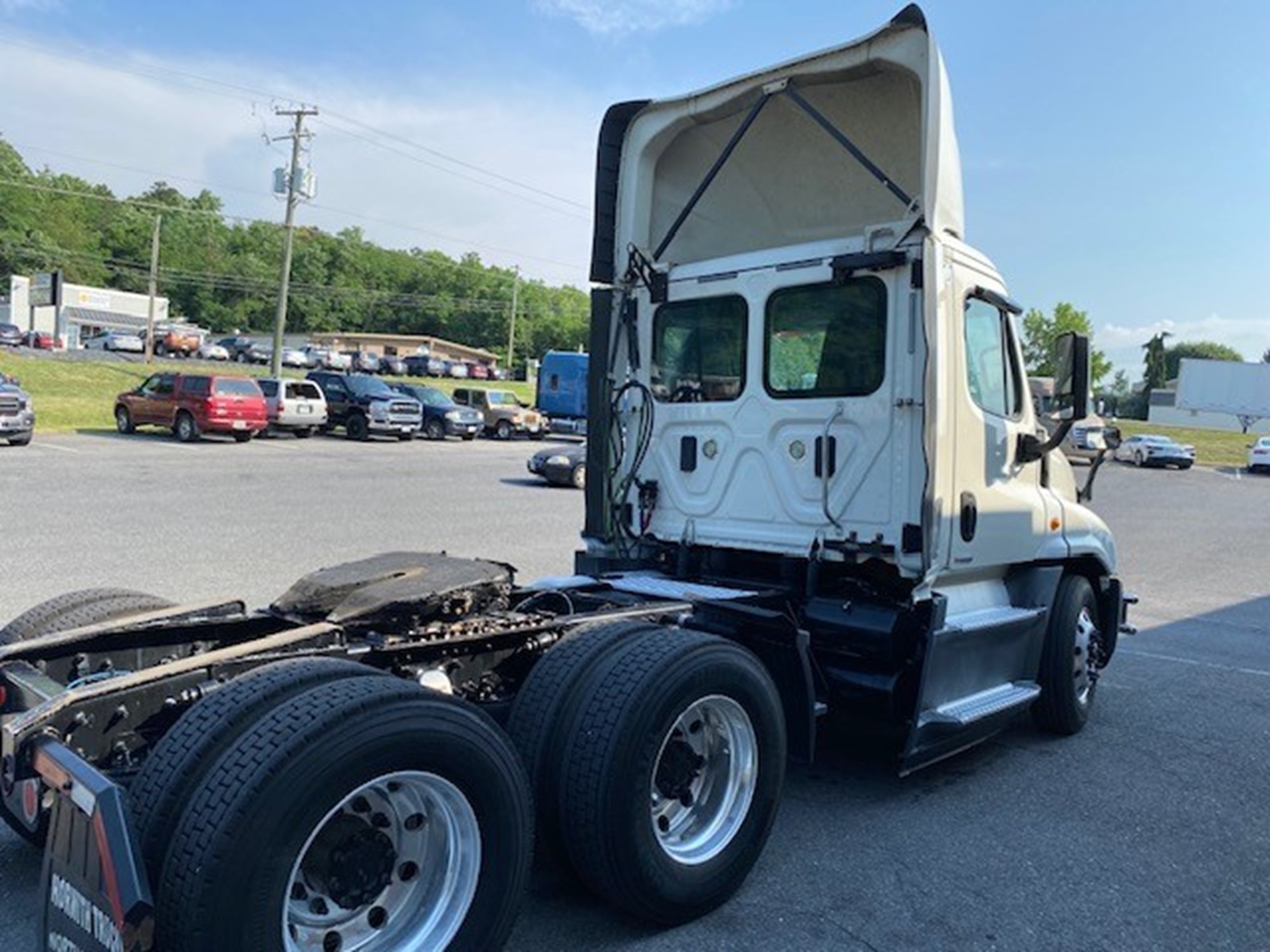 2017 Freightliner Cascadia 125 - image 2 of 6