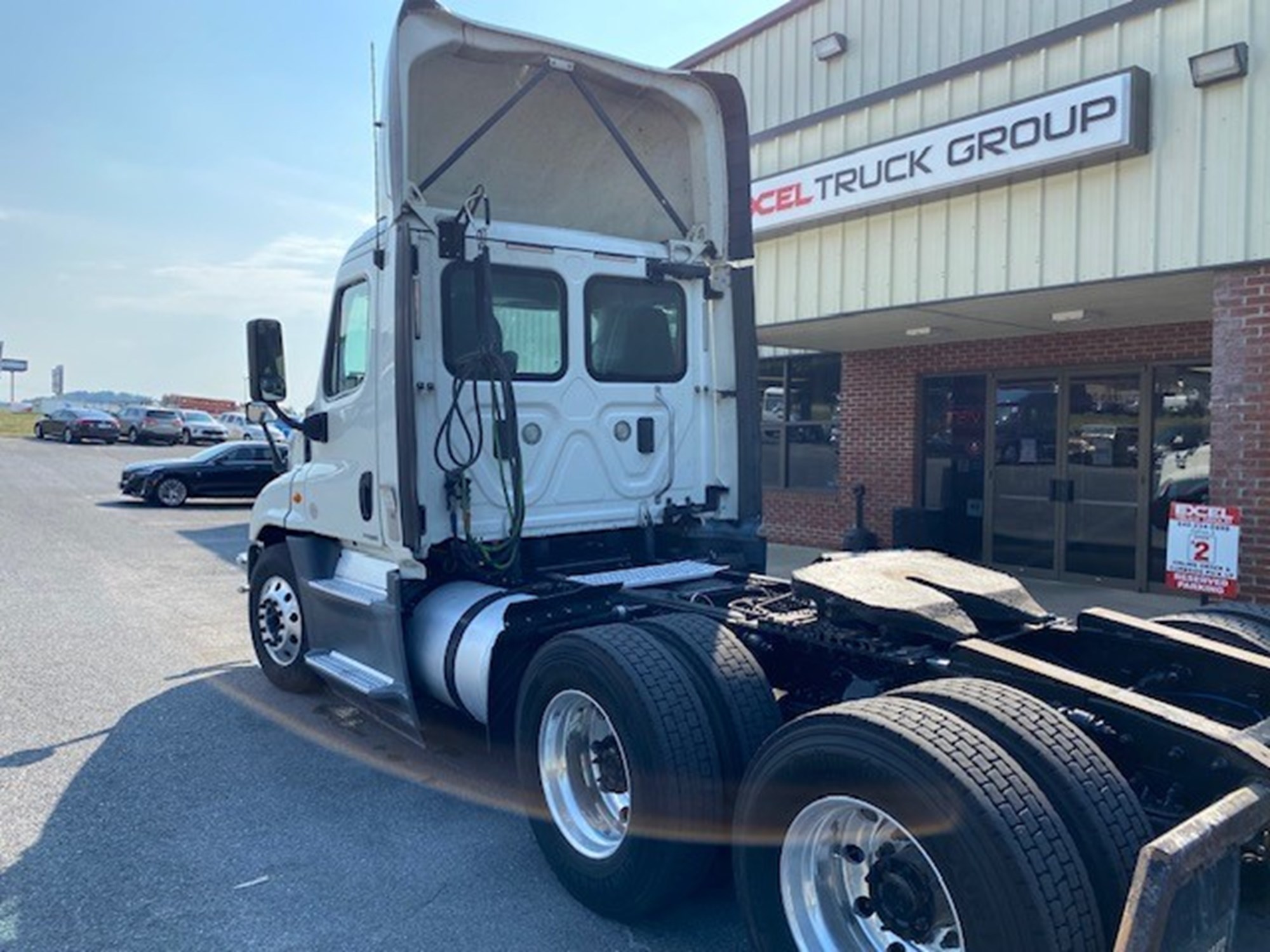 2017 Freightliner Cascadia 125 - image 4 of 6