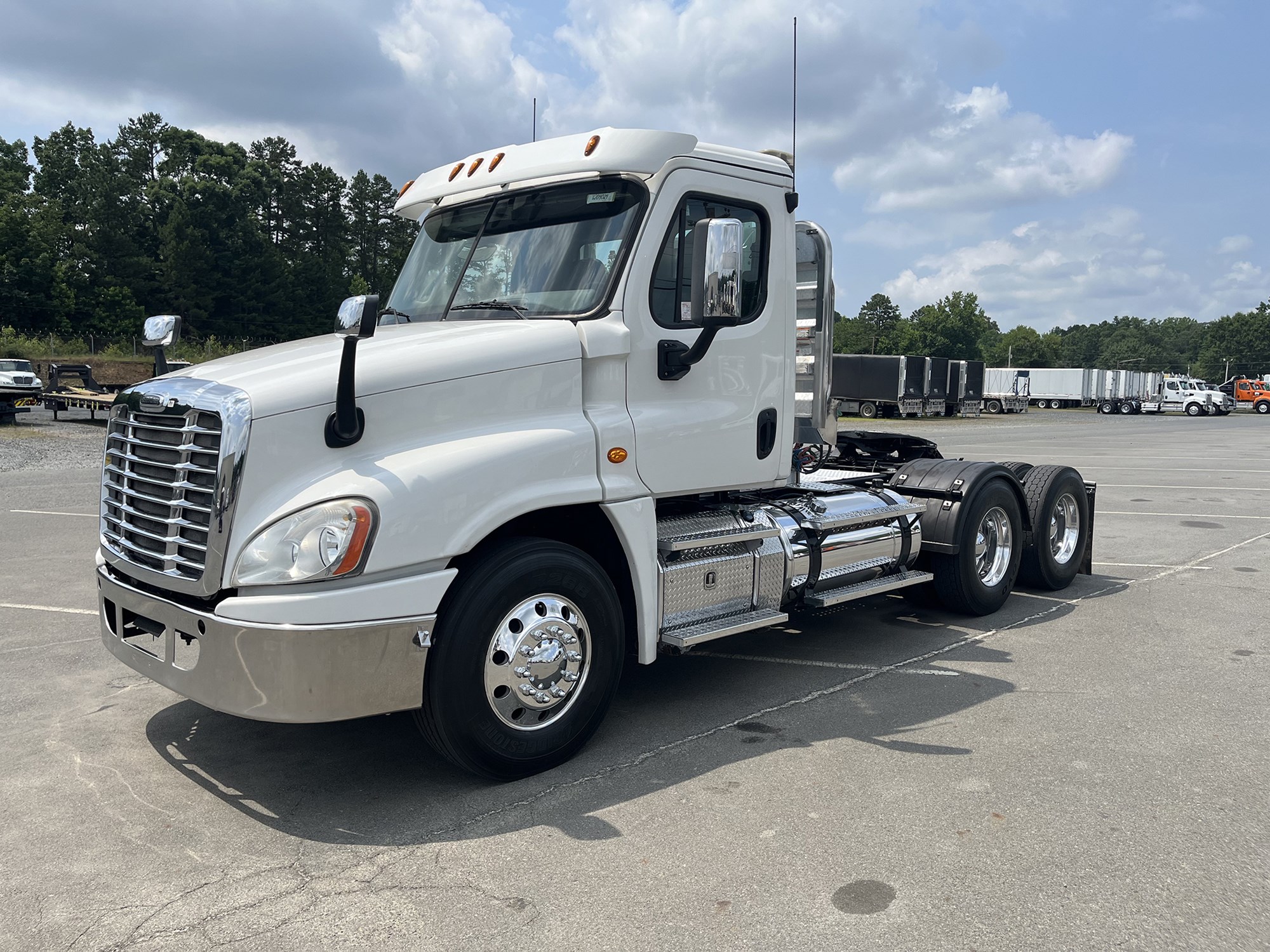 2016 Freightliner Cascadia 125 - image 1 of 6