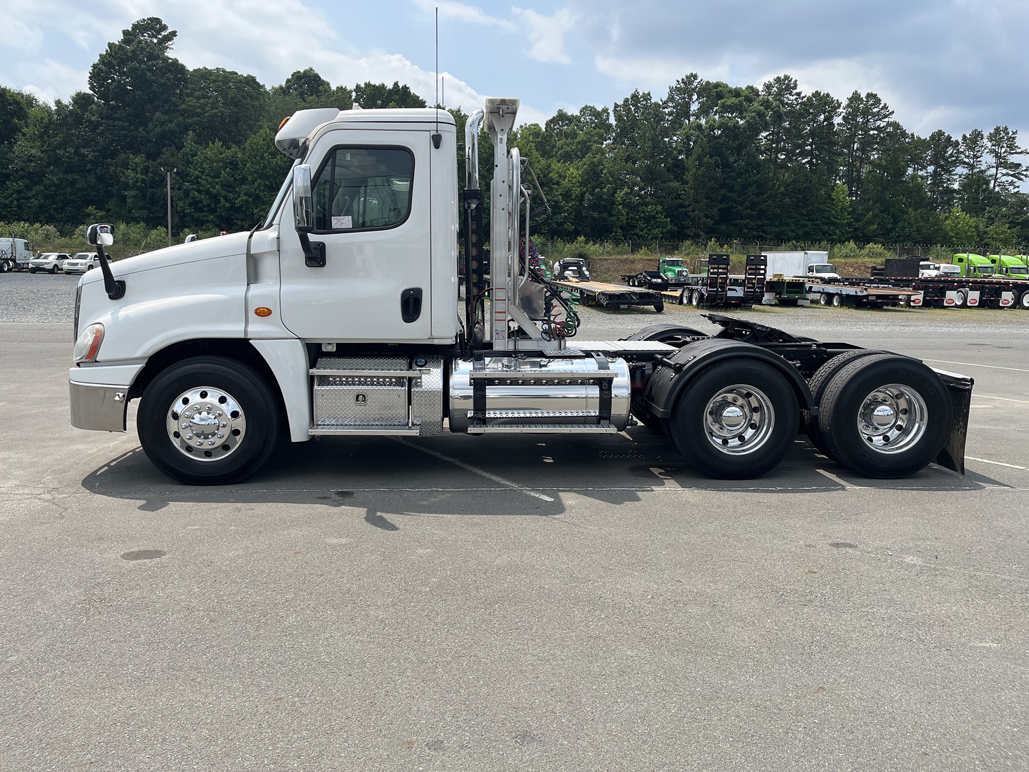 2016 Freightliner Cascadia 125 - image 2 of 6