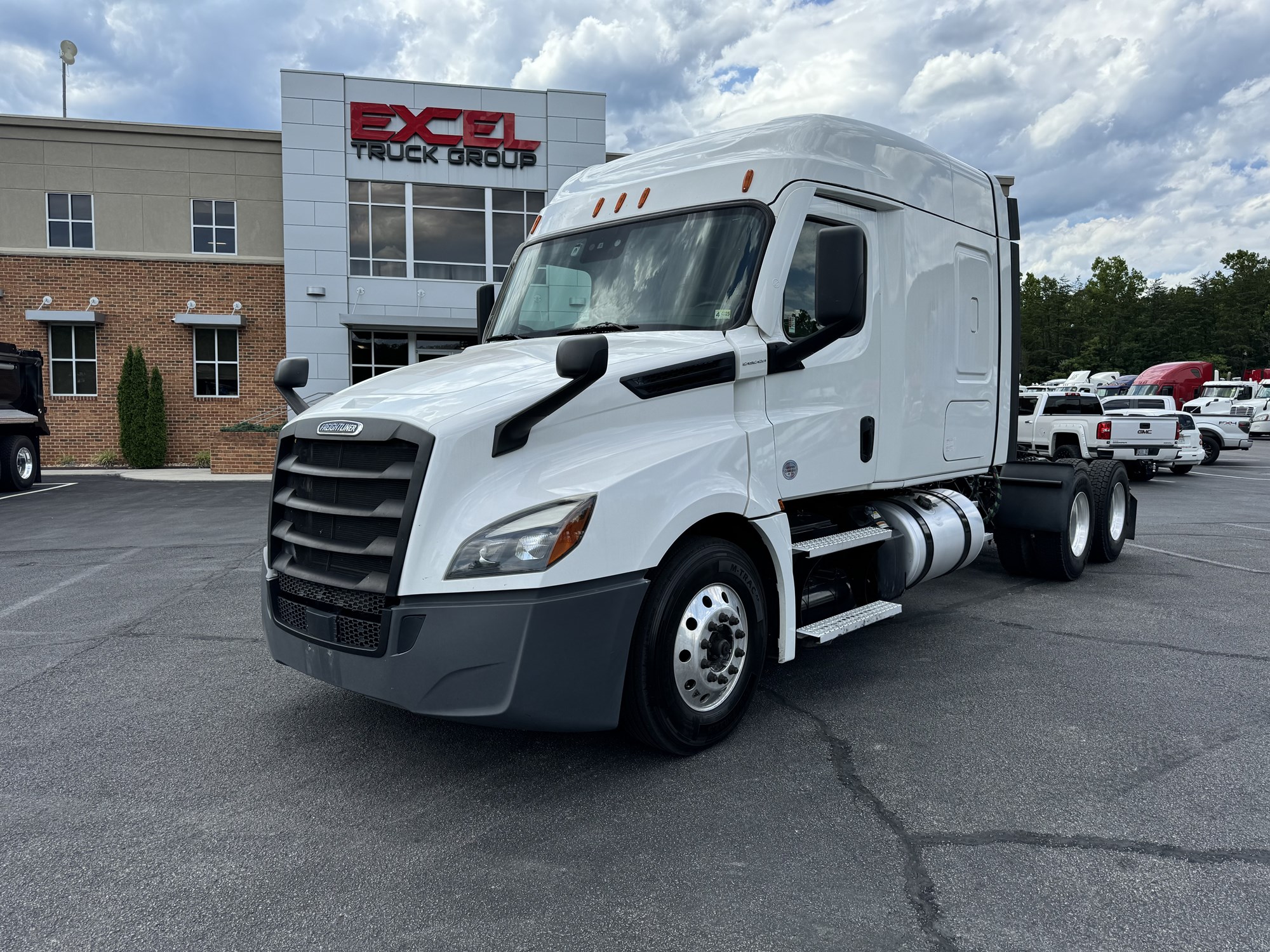 2020 Freightliner Cascadia 126 - image 1 of 6