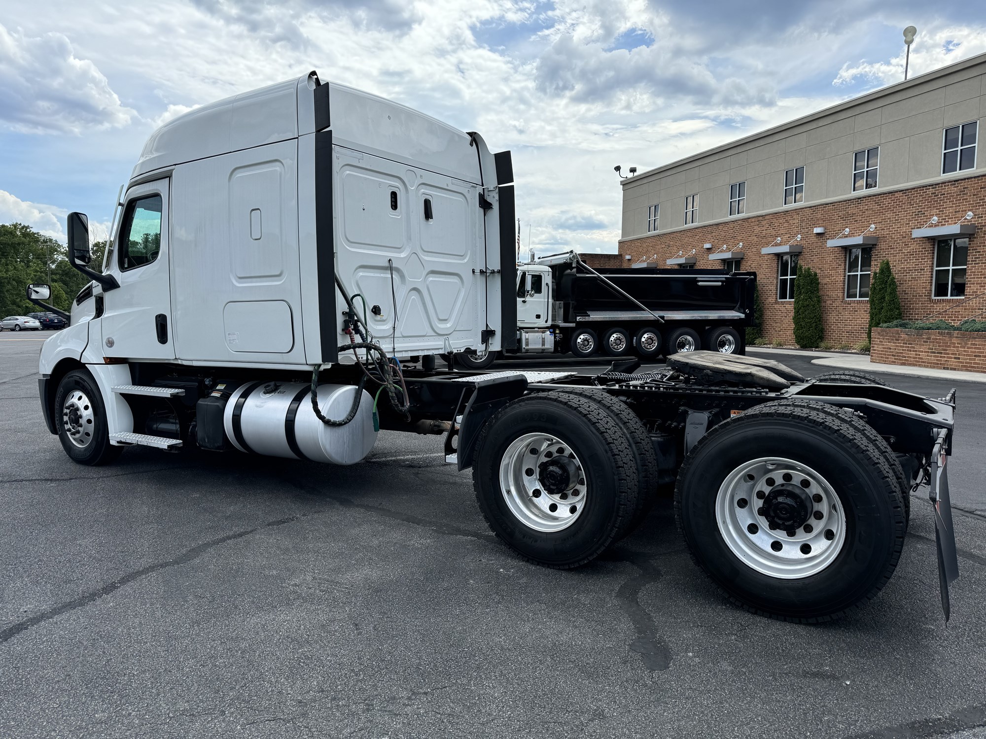 2020 Freightliner Cascadia 126 - image 2 of 6