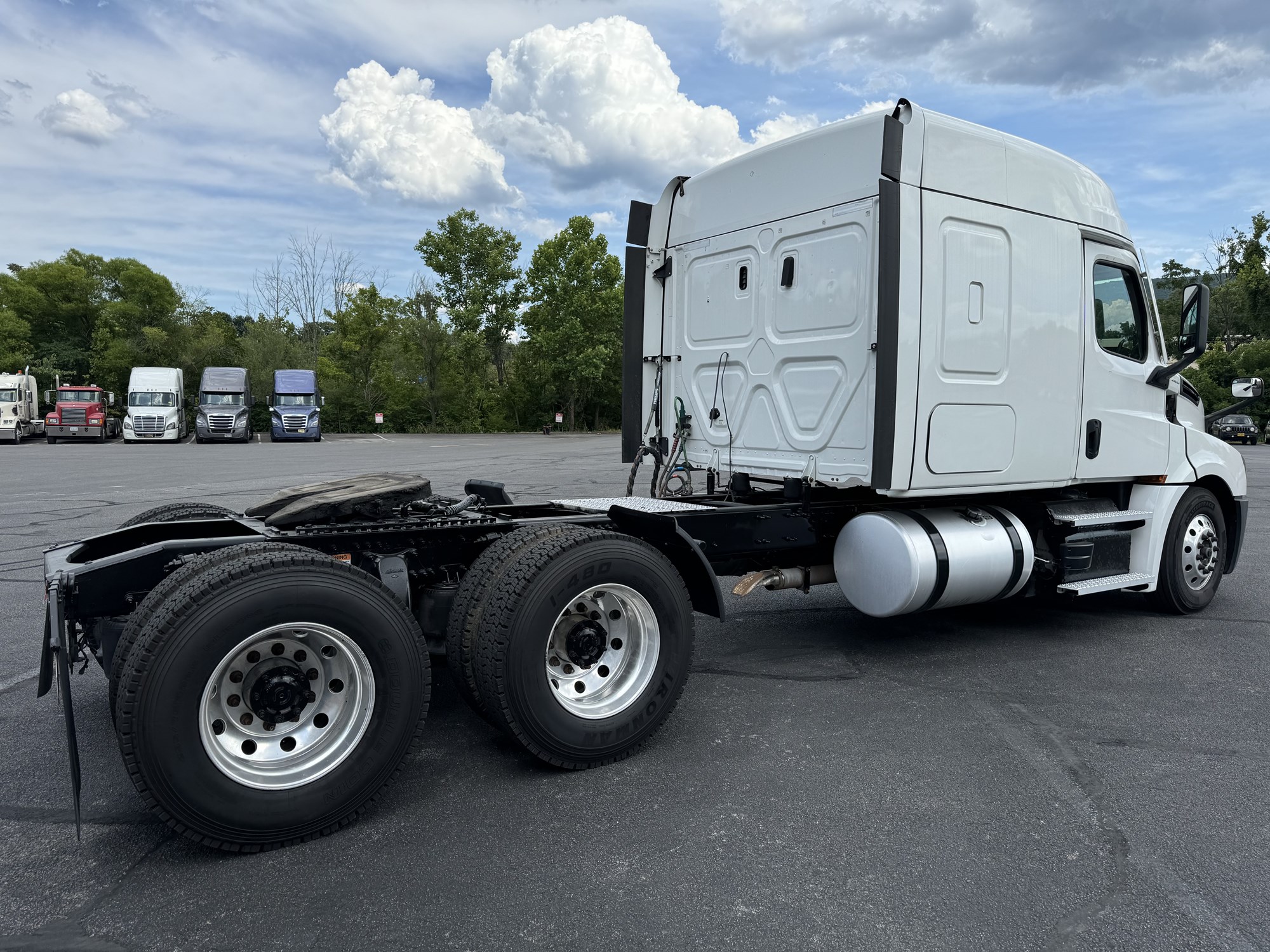 2020 Freightliner Cascadia 126 - image 4 of 6