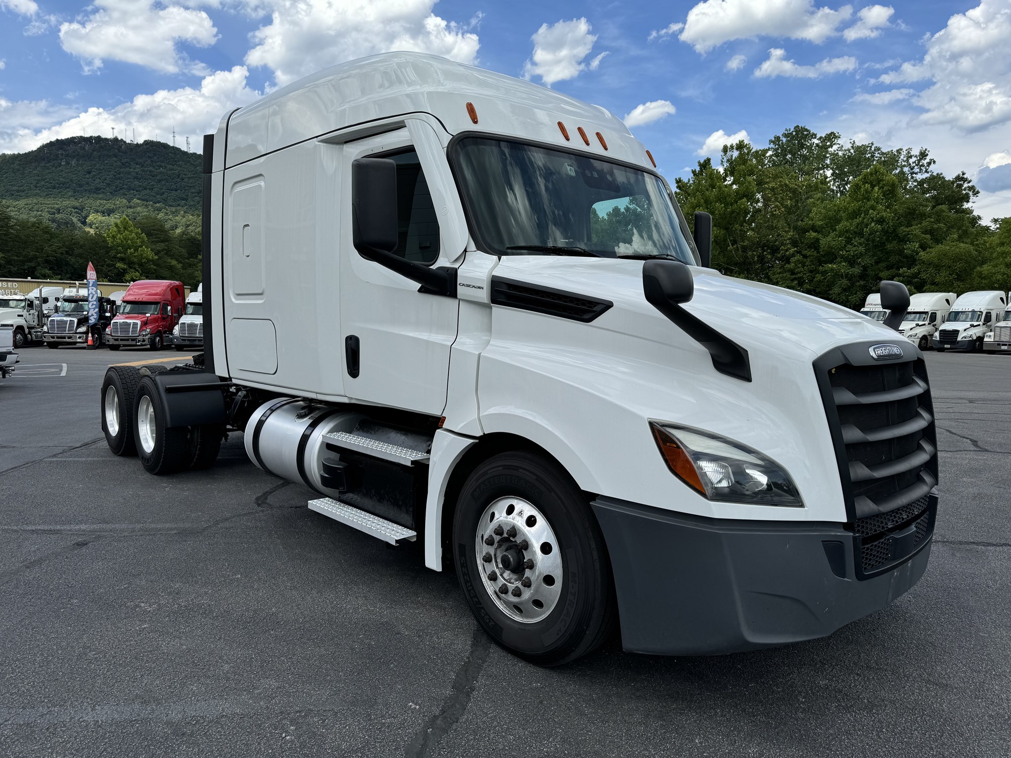 2020 Freightliner Cascadia 126 - image 5 of 6