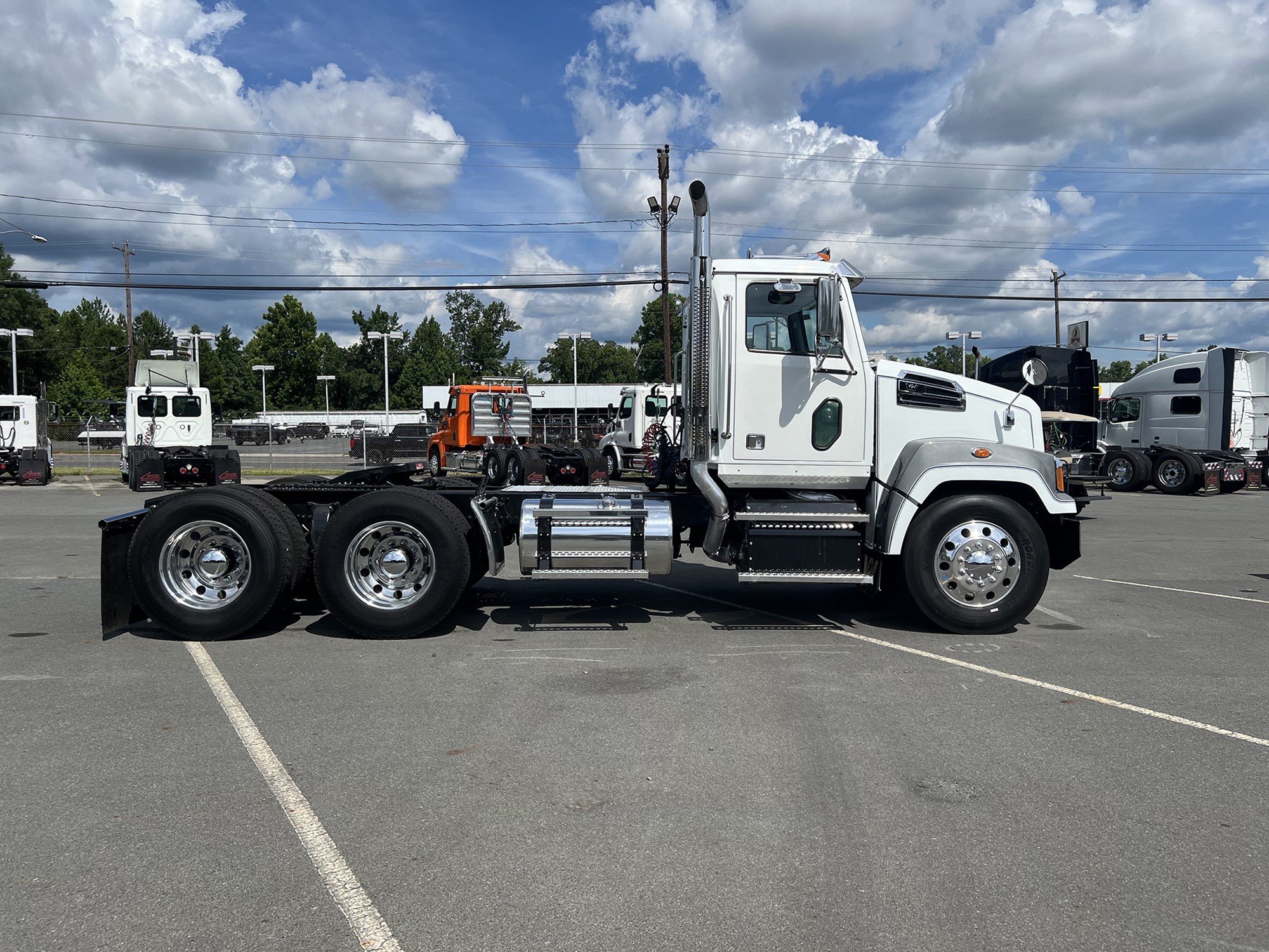 2014 Western Star 4700 - image 4 of 6