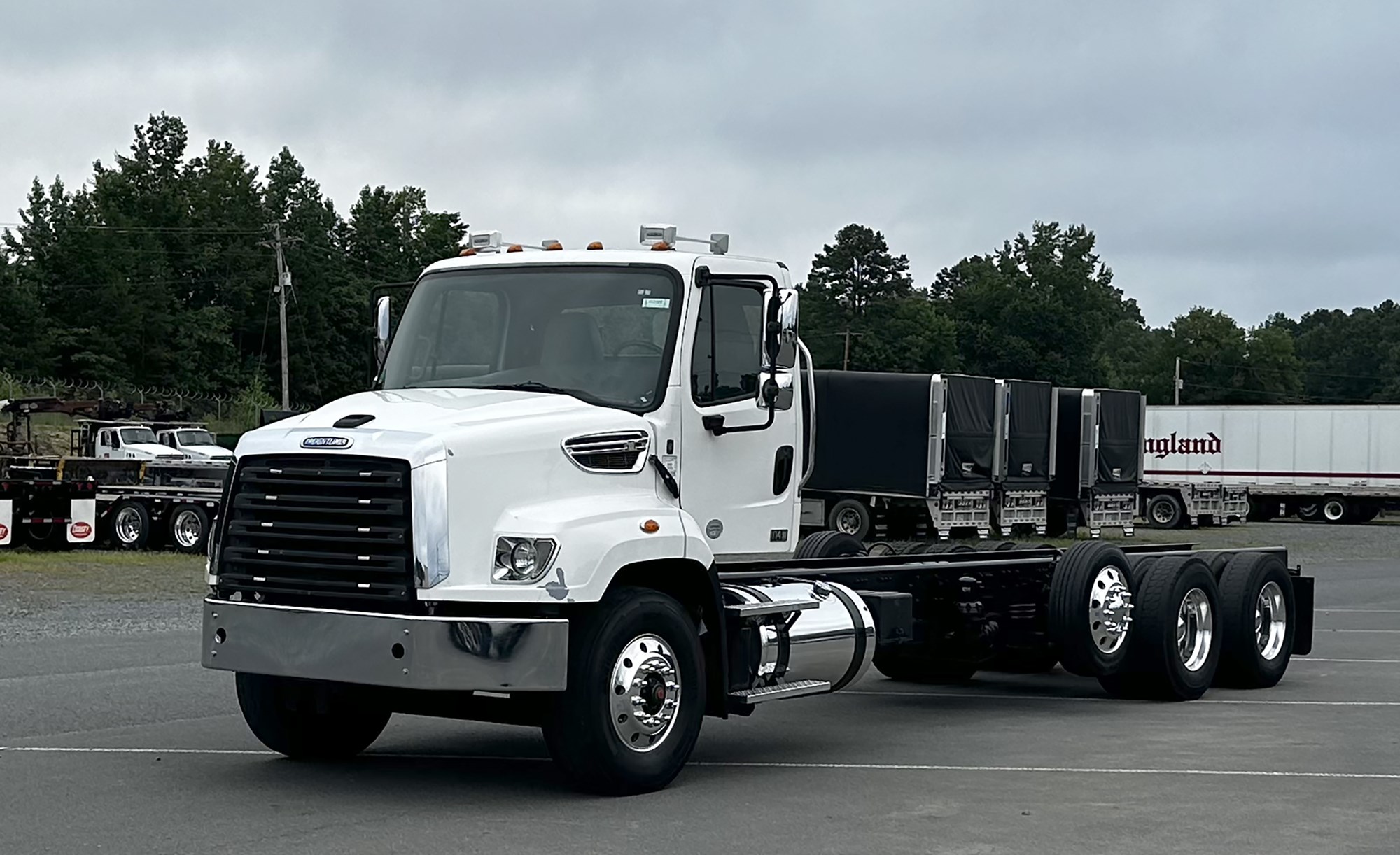 2017 Freightliner 114SD - image 1 of 3