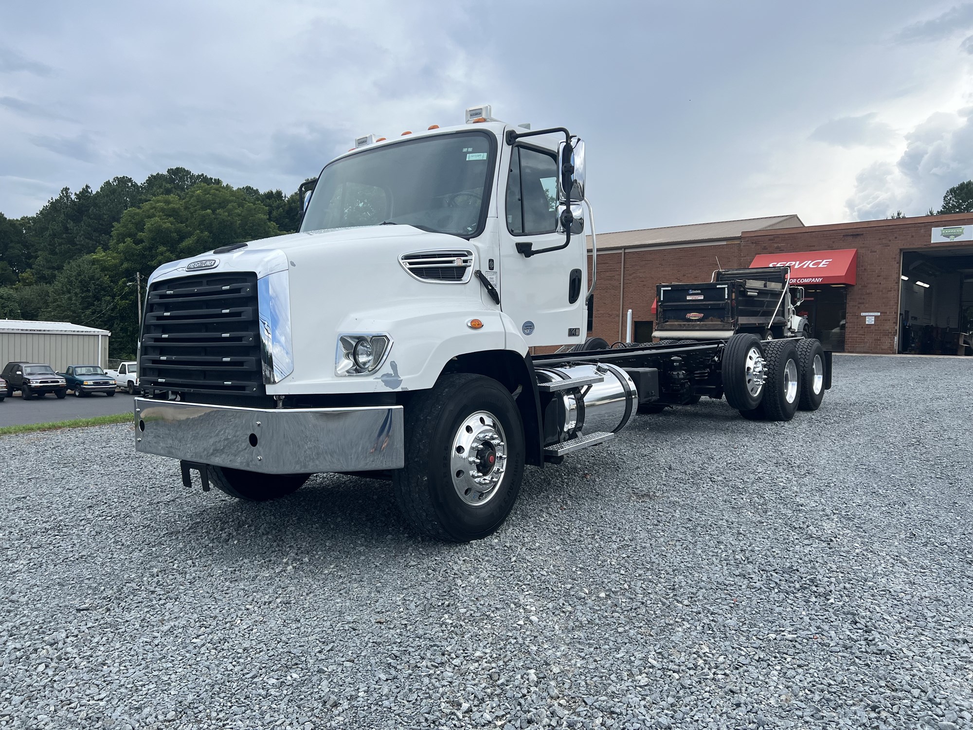 2017 Freightliner 114SD - image 3 of 3