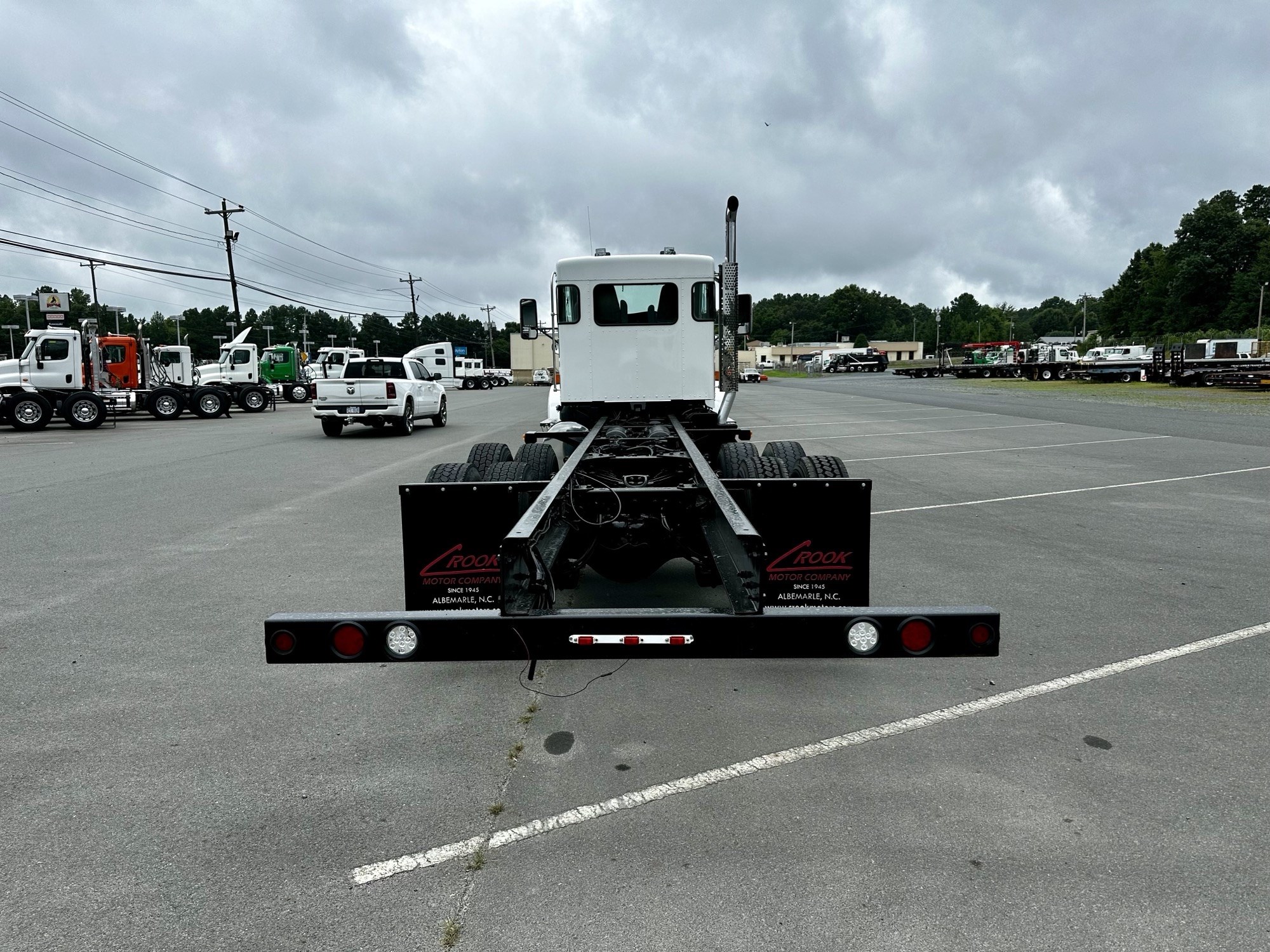 2014 Kenworth T800 - image 3 of 6