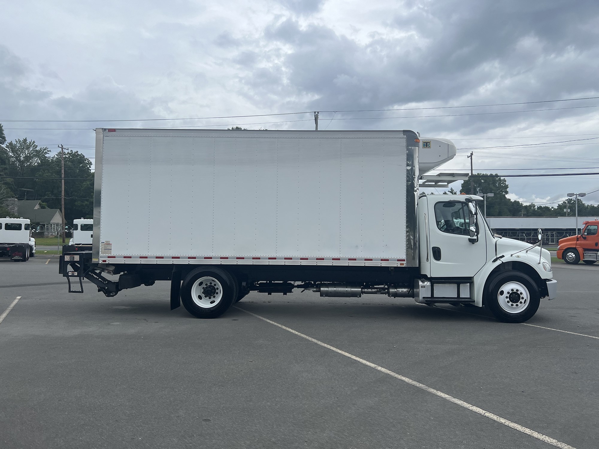 2017 Freightliner M2 - image 4 of 6