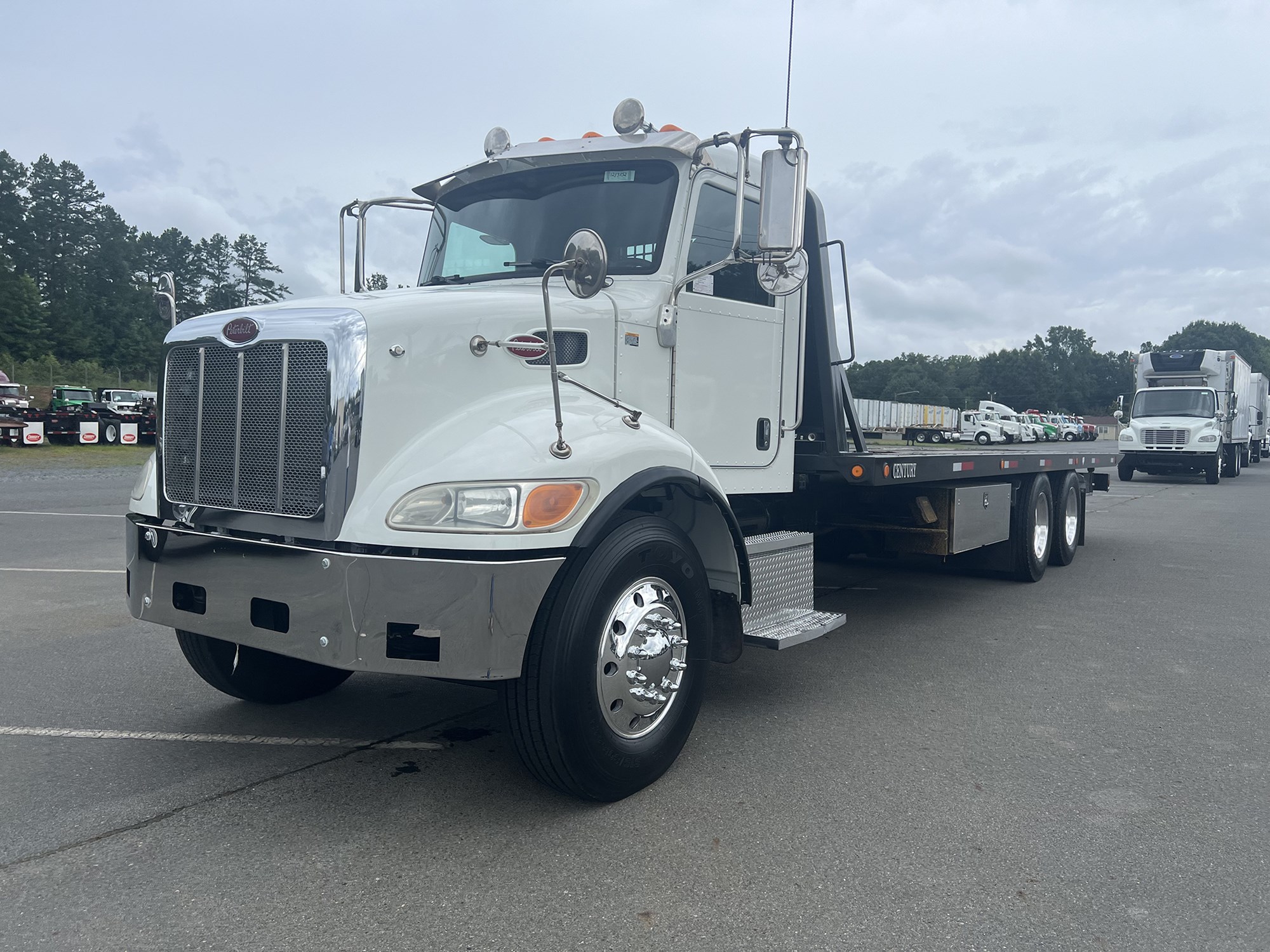 2015 Peterbilt 348 - image 1 of 6