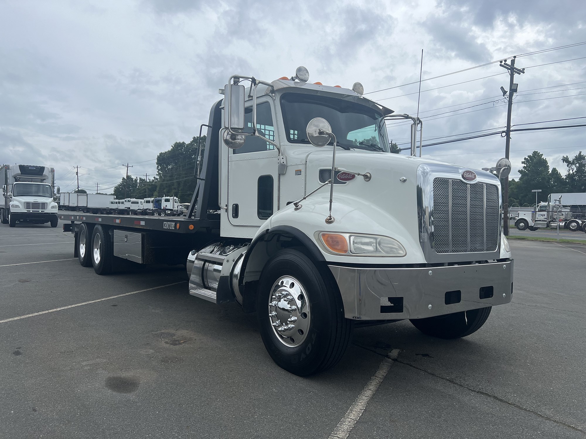 2015 Peterbilt 348 - image 2 of 6