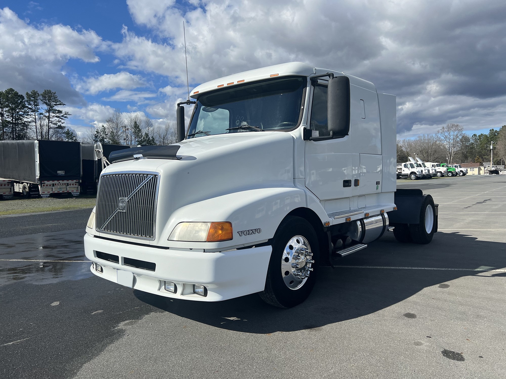 2000 Volvo VNL - image 1 of 6