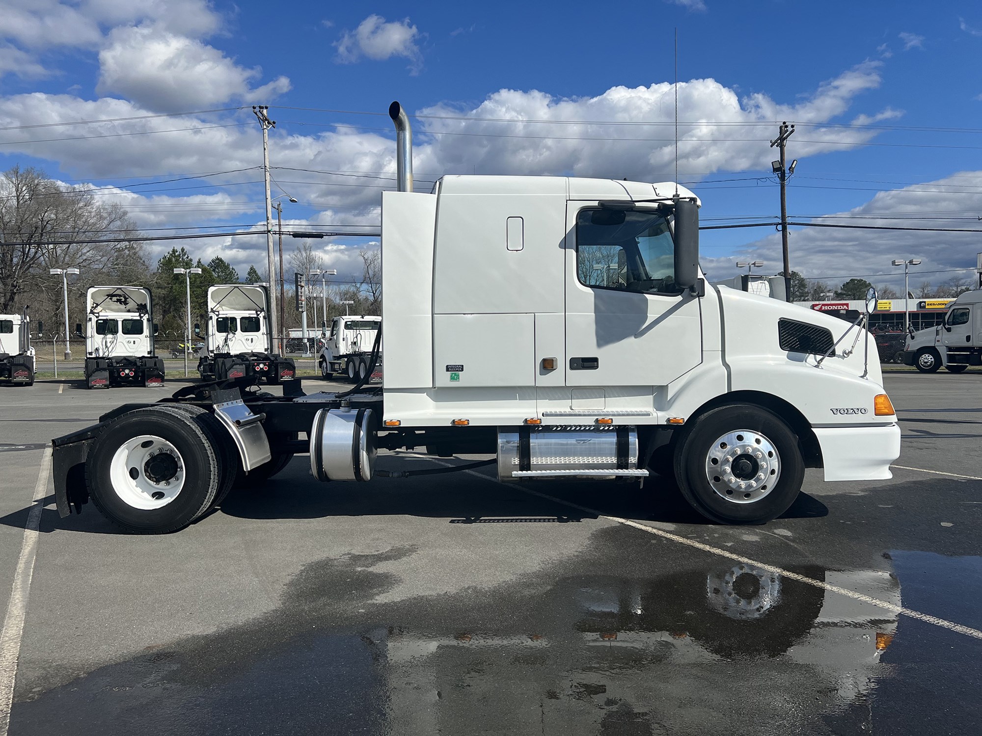 2000 Volvo VNL - image 3 of 6