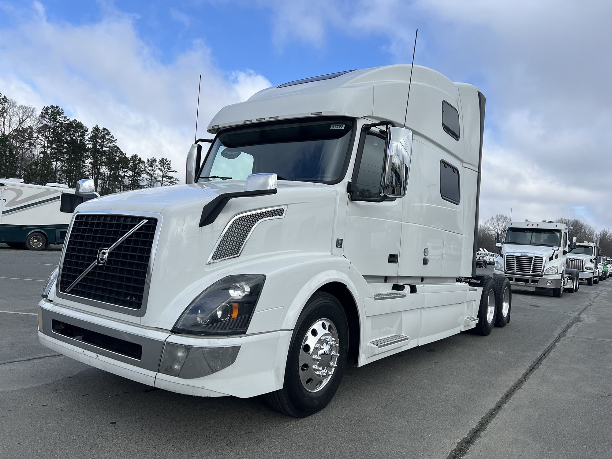 2017 Volvo VNL - image 1 of 6