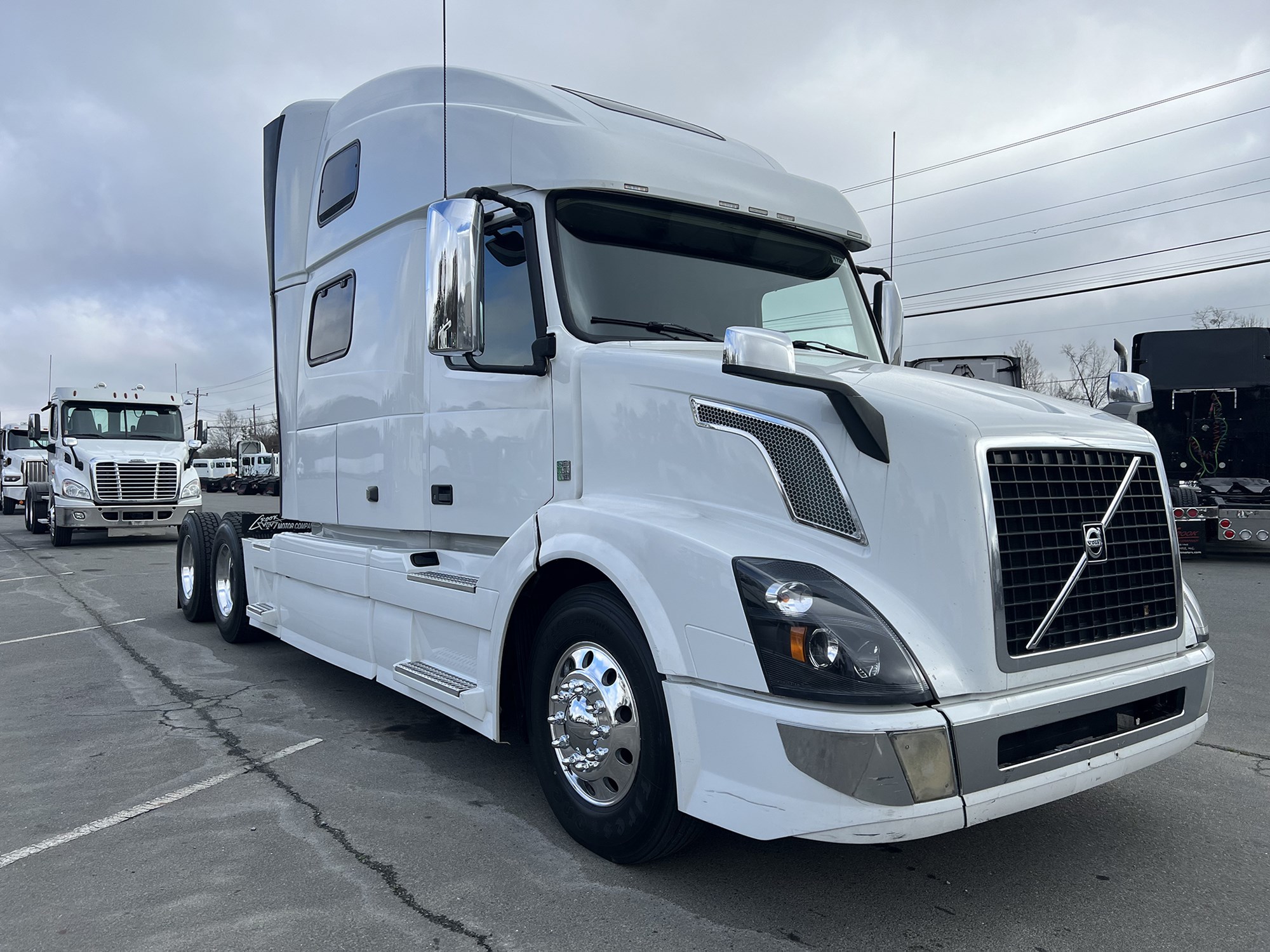 2017 Volvo VNL - image 2 of 6