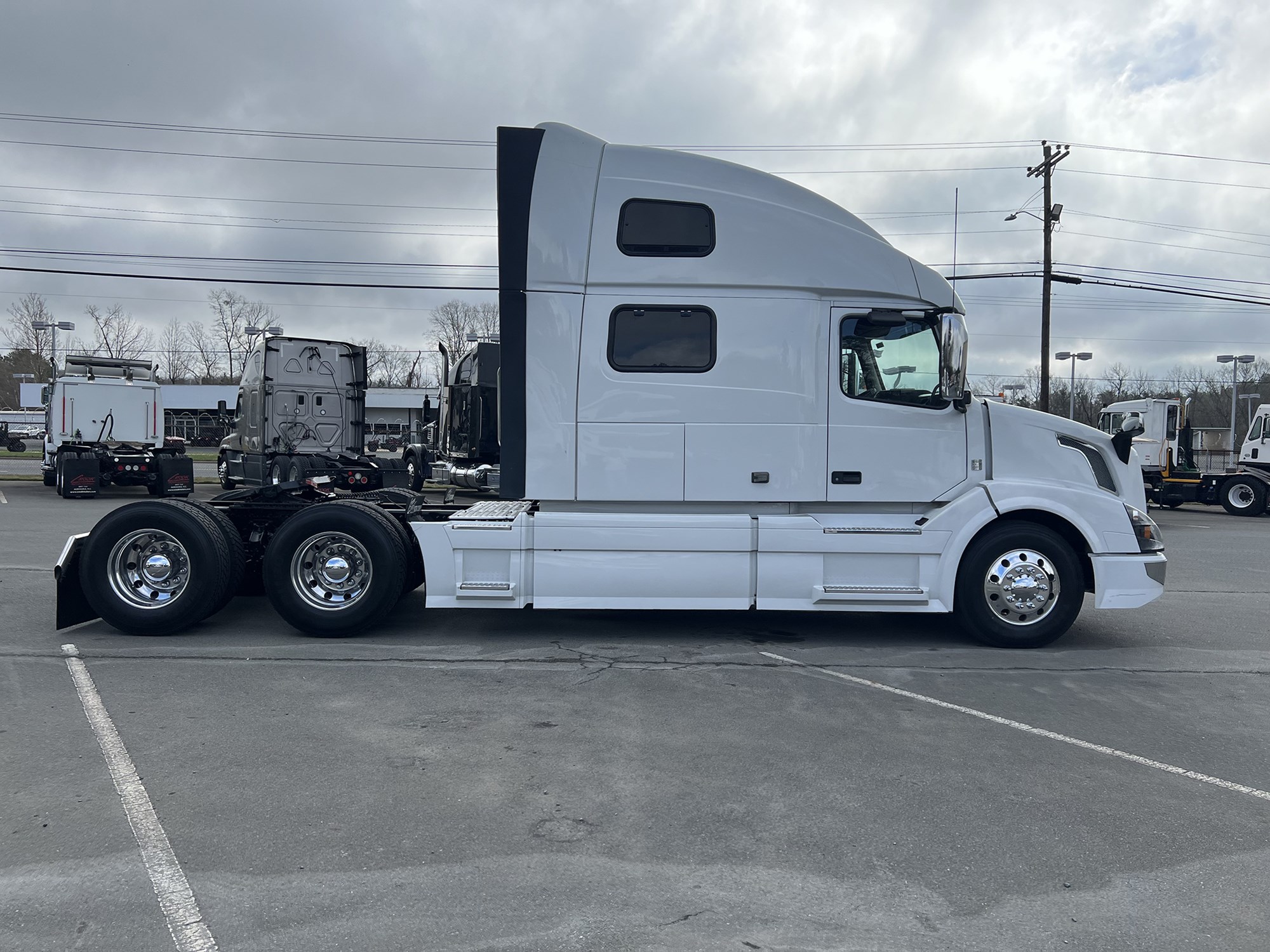 2017 Volvo VNL - image 3 of 6