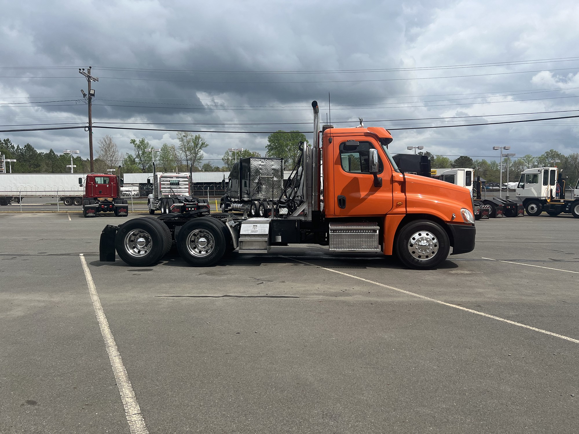 2015 Freightliner Cascadia - image 3 of 6