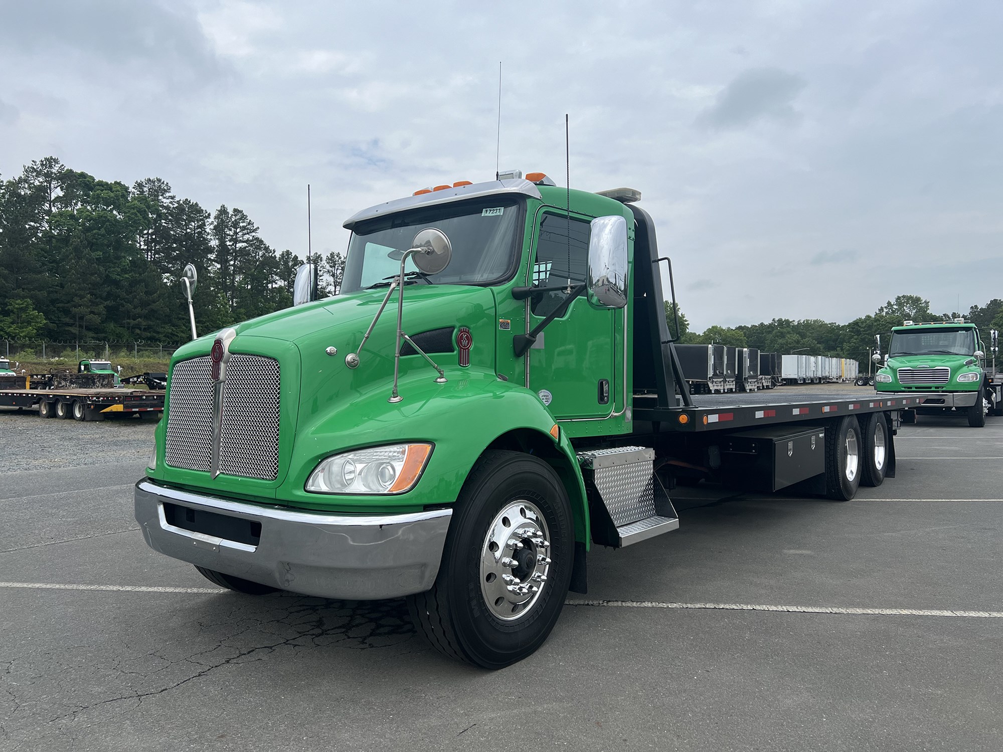 2016 Kenworth T3 Series - image 1 of 6