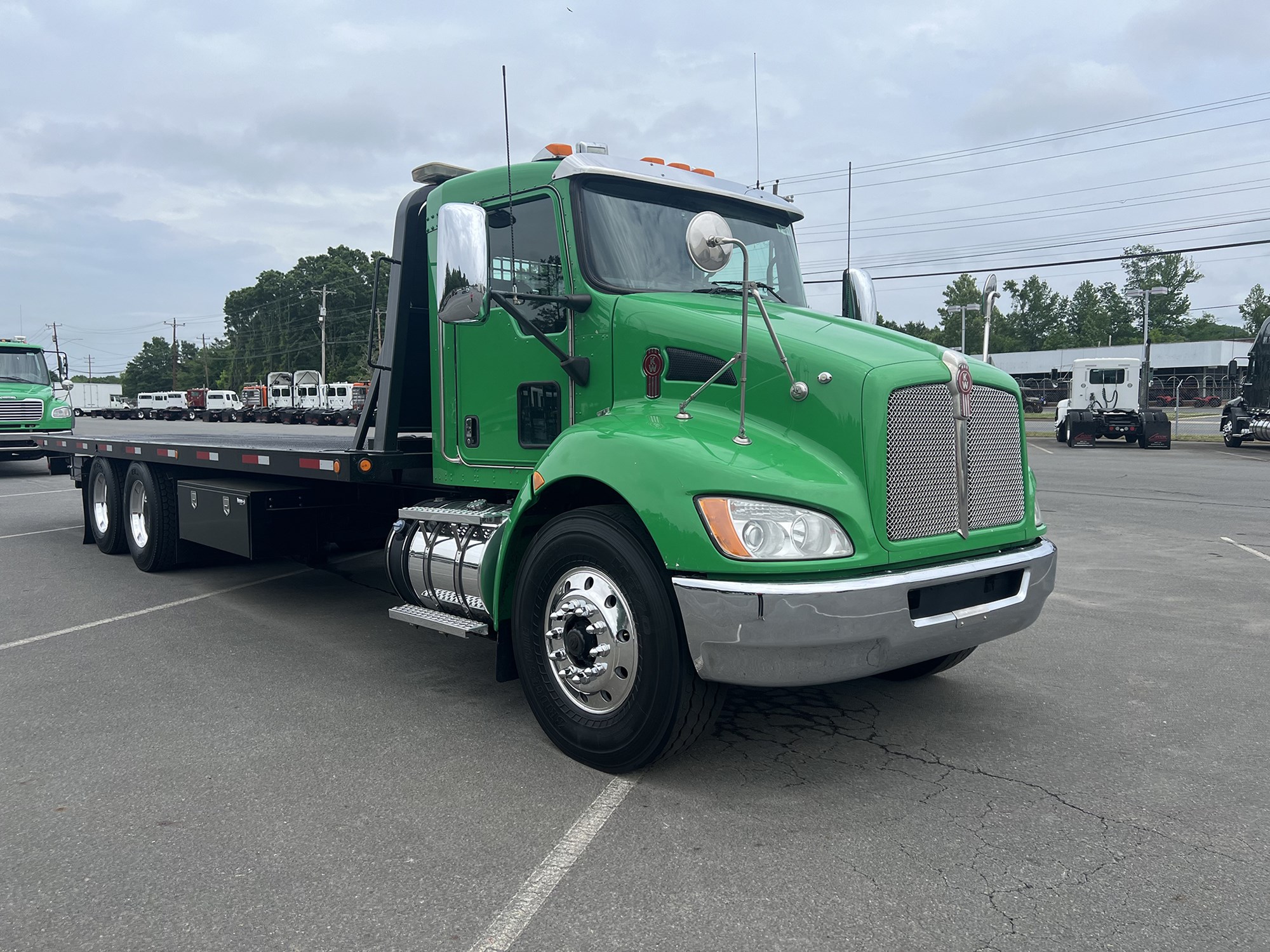 2016 Kenworth T3 Series - image 2 of 6