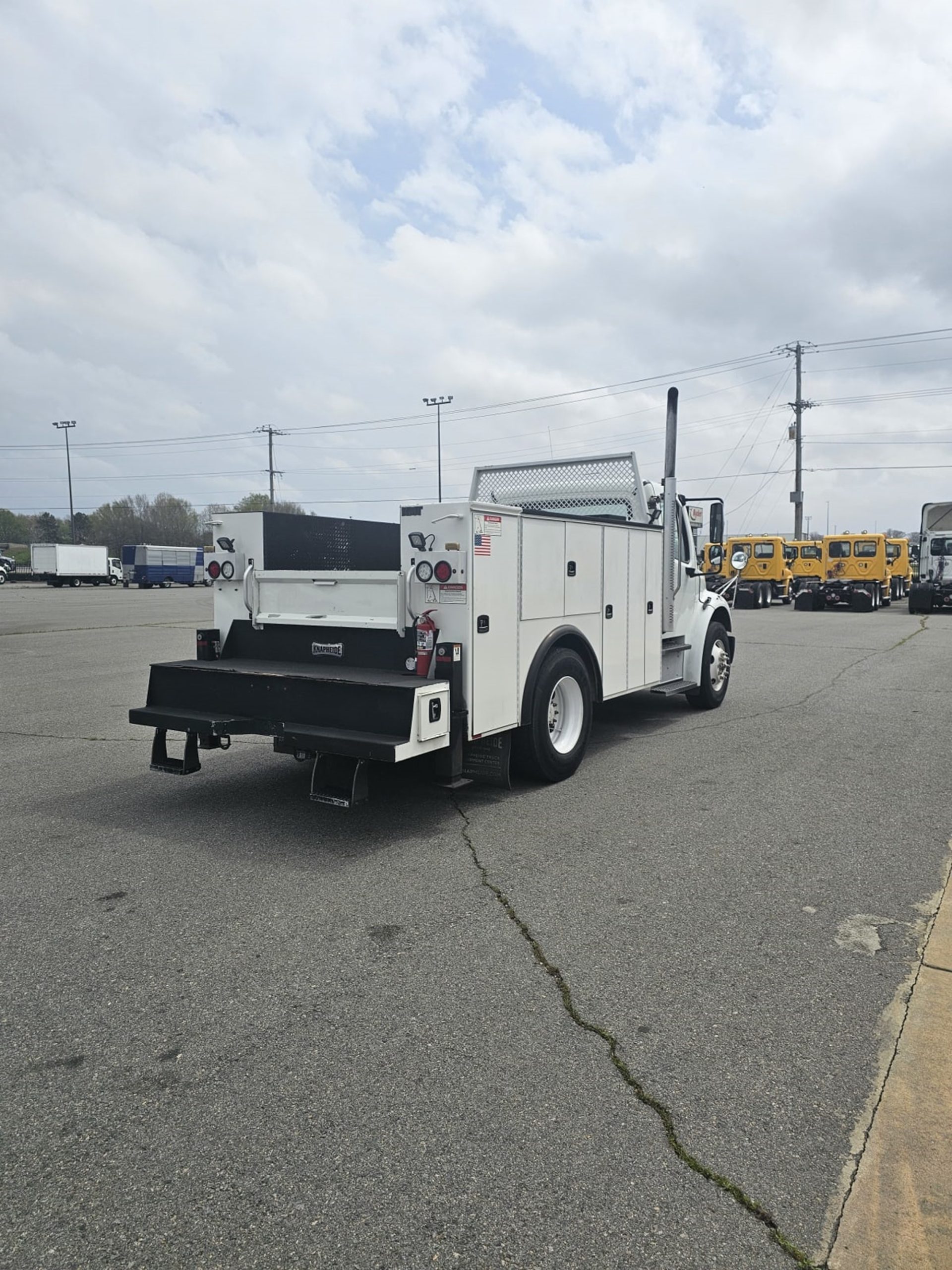 2018 Freightliner M2 - image 4 of 6