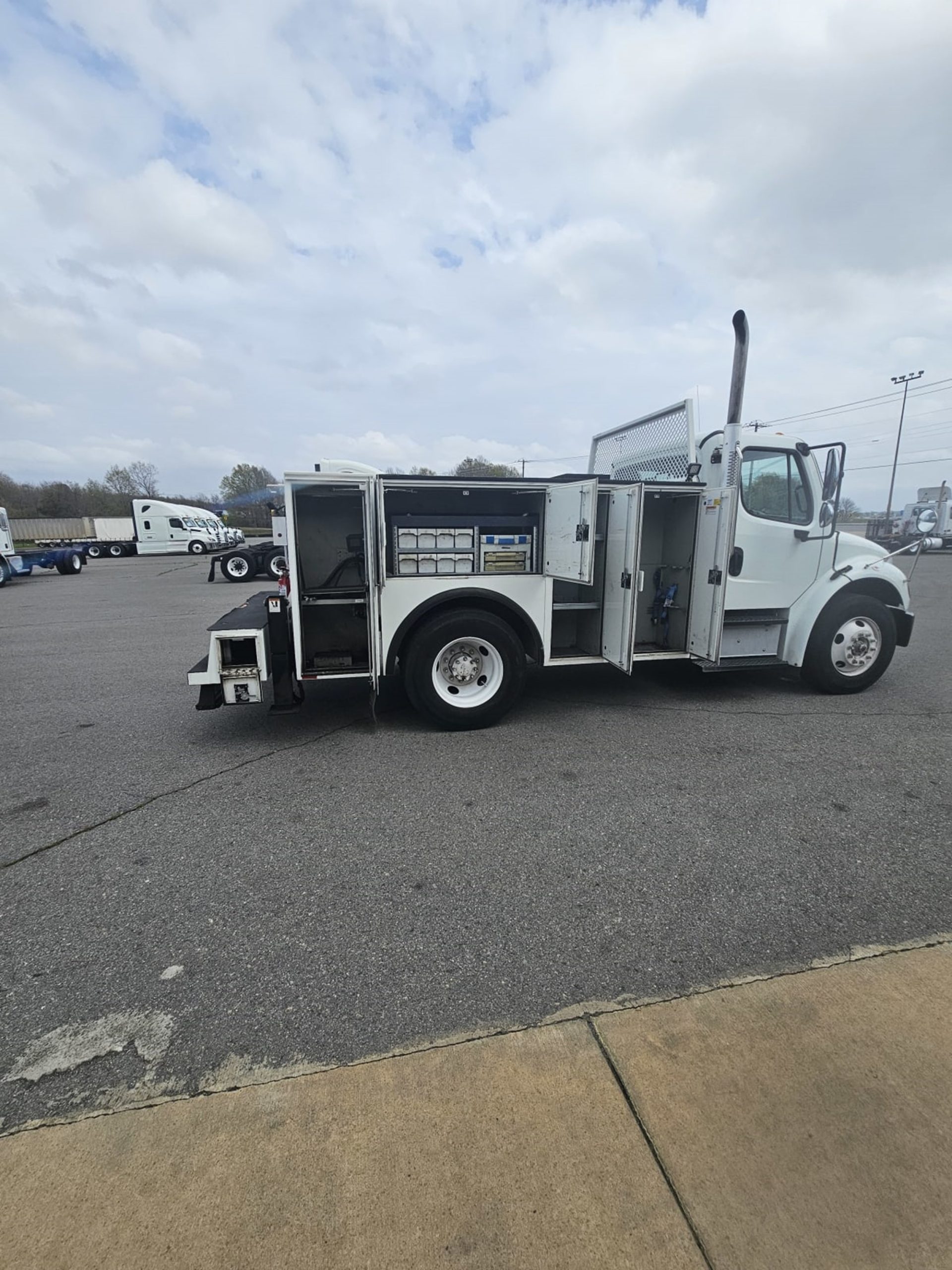 2018 Freightliner M2 - image 5 of 6