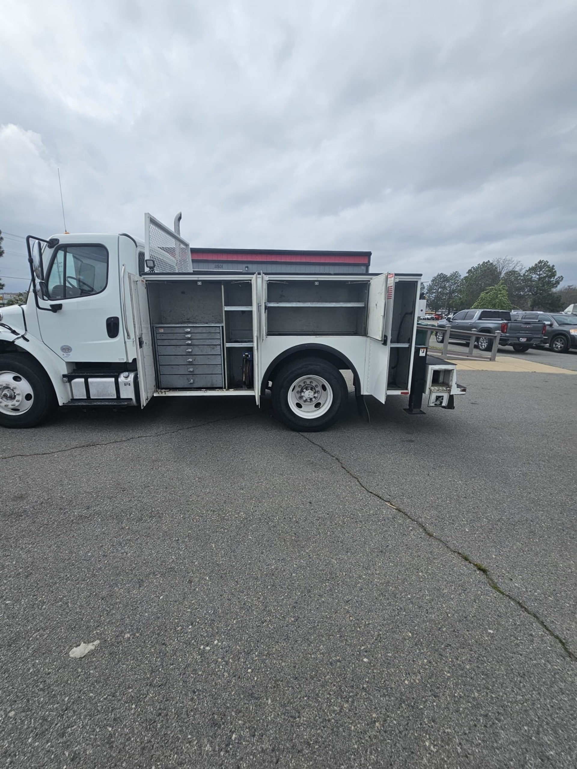 2018 Freightliner M2 - image 2 of 6