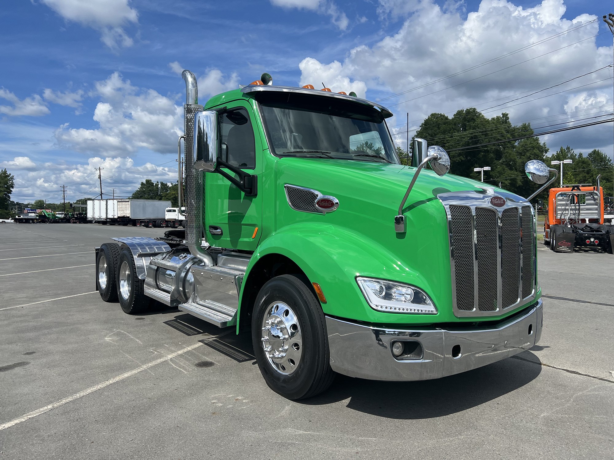 2017 Peterbilt 579 - image 3 of 6