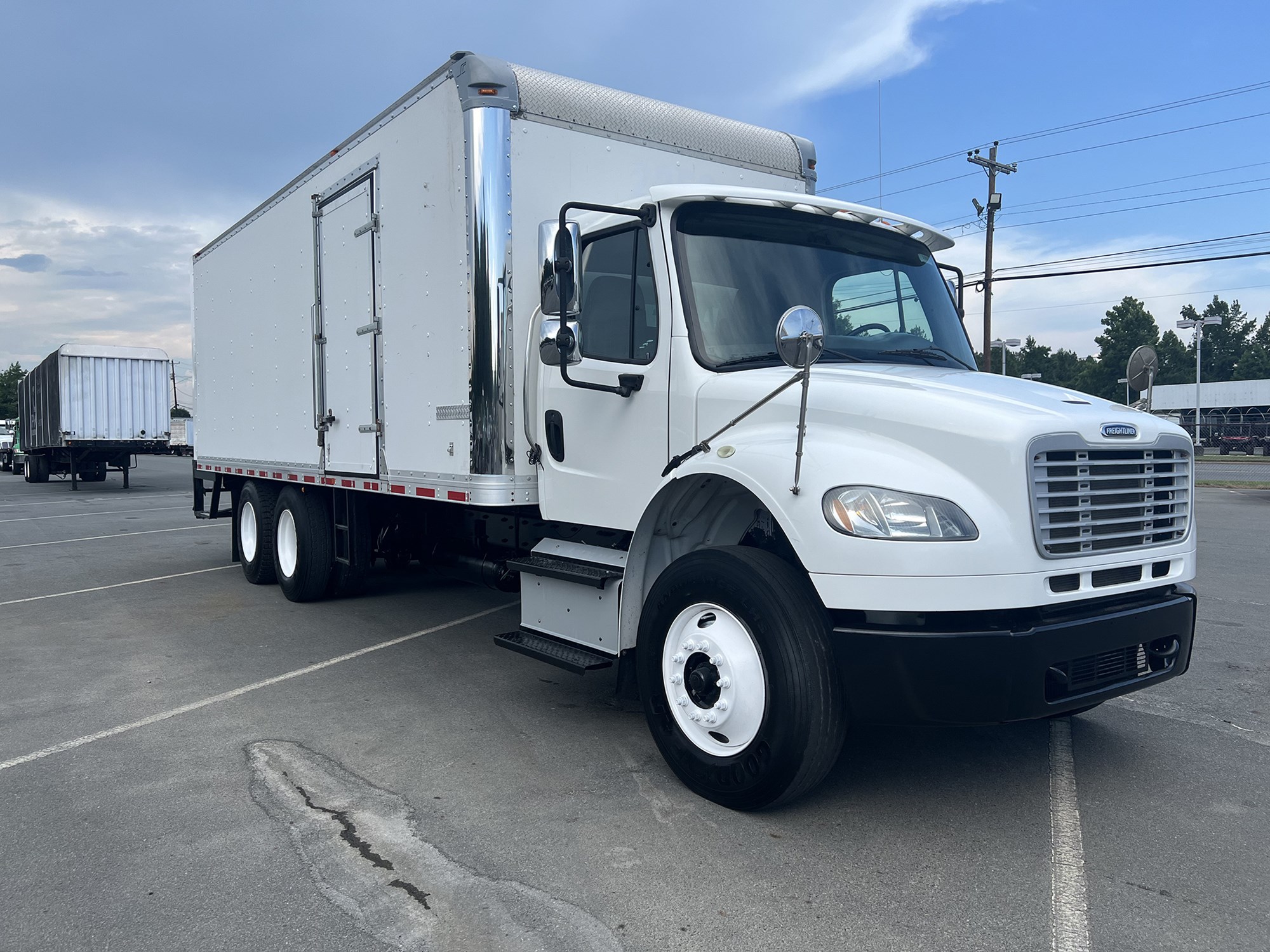 2016 Freightliner M2 - image 3 of 6