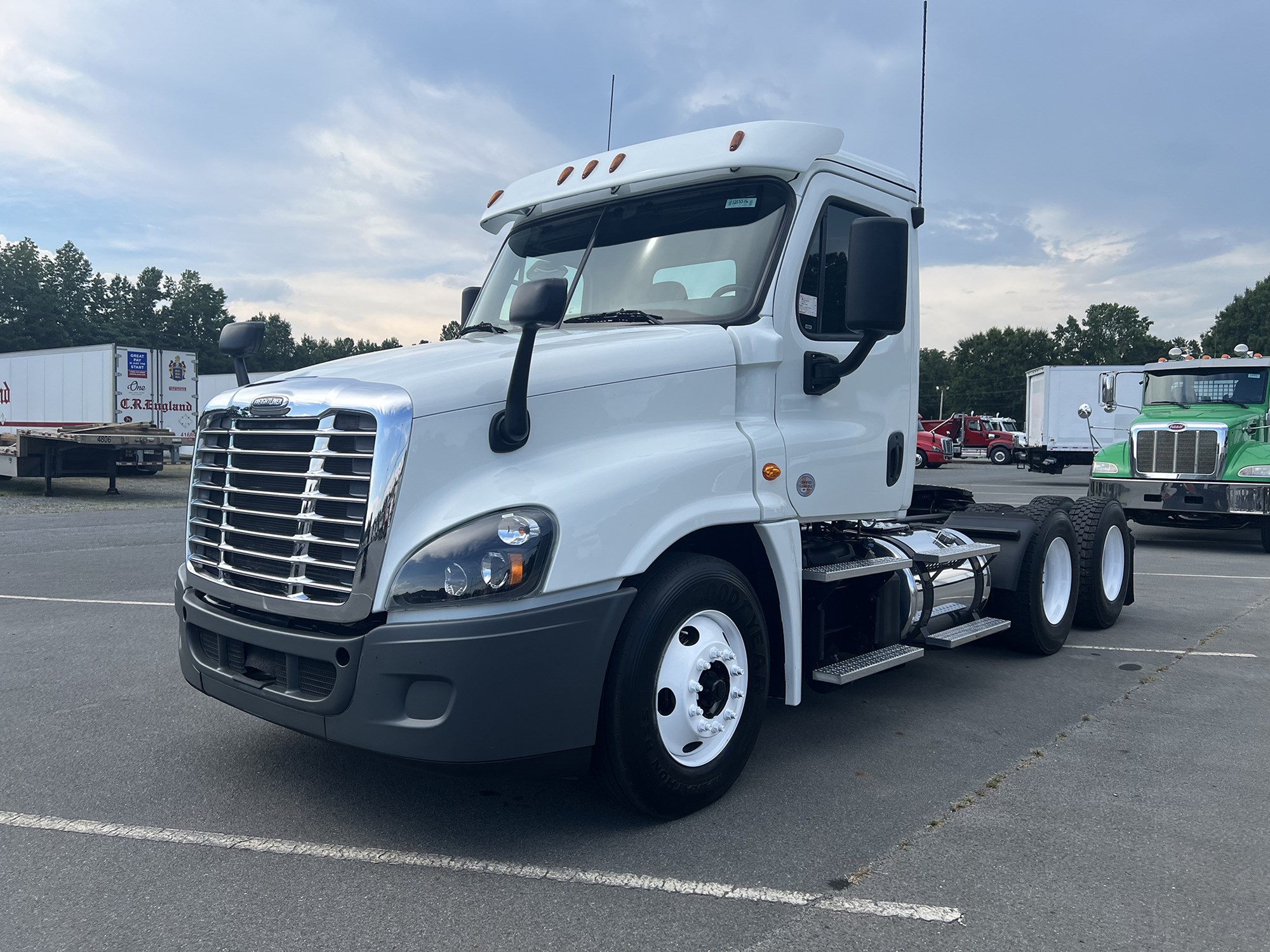 2018 Freightliner Cascadia 125 - image 1 of 6